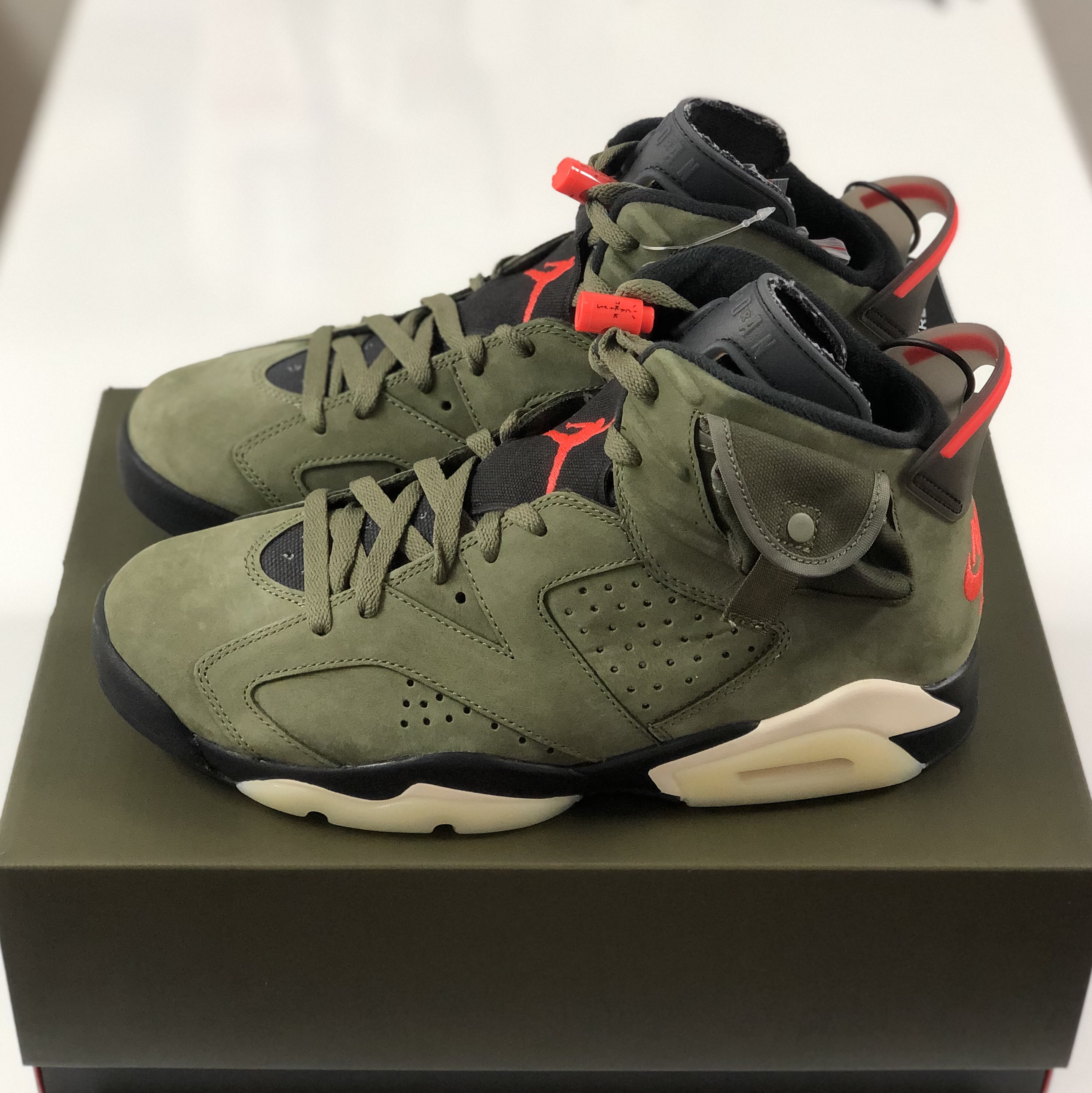 Jordan 6 x Travis Scott Retro Olive 착용 스타일 - 2
