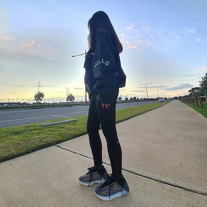 Adidas Yeezy QNTM Barium 착용 스타일
