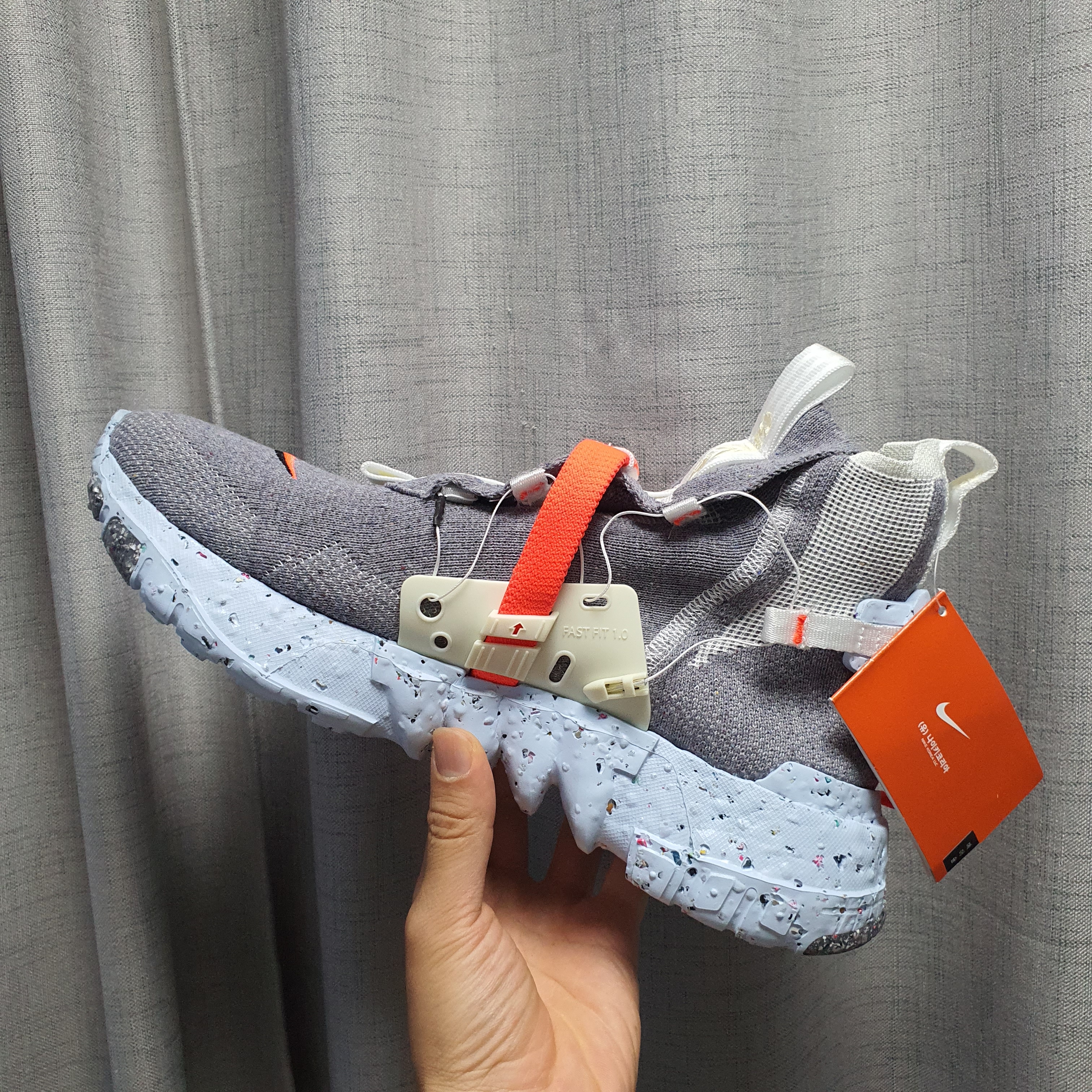 Nike Space Hippie 03 Vast Grey Hyper Crimson 착용 스타일