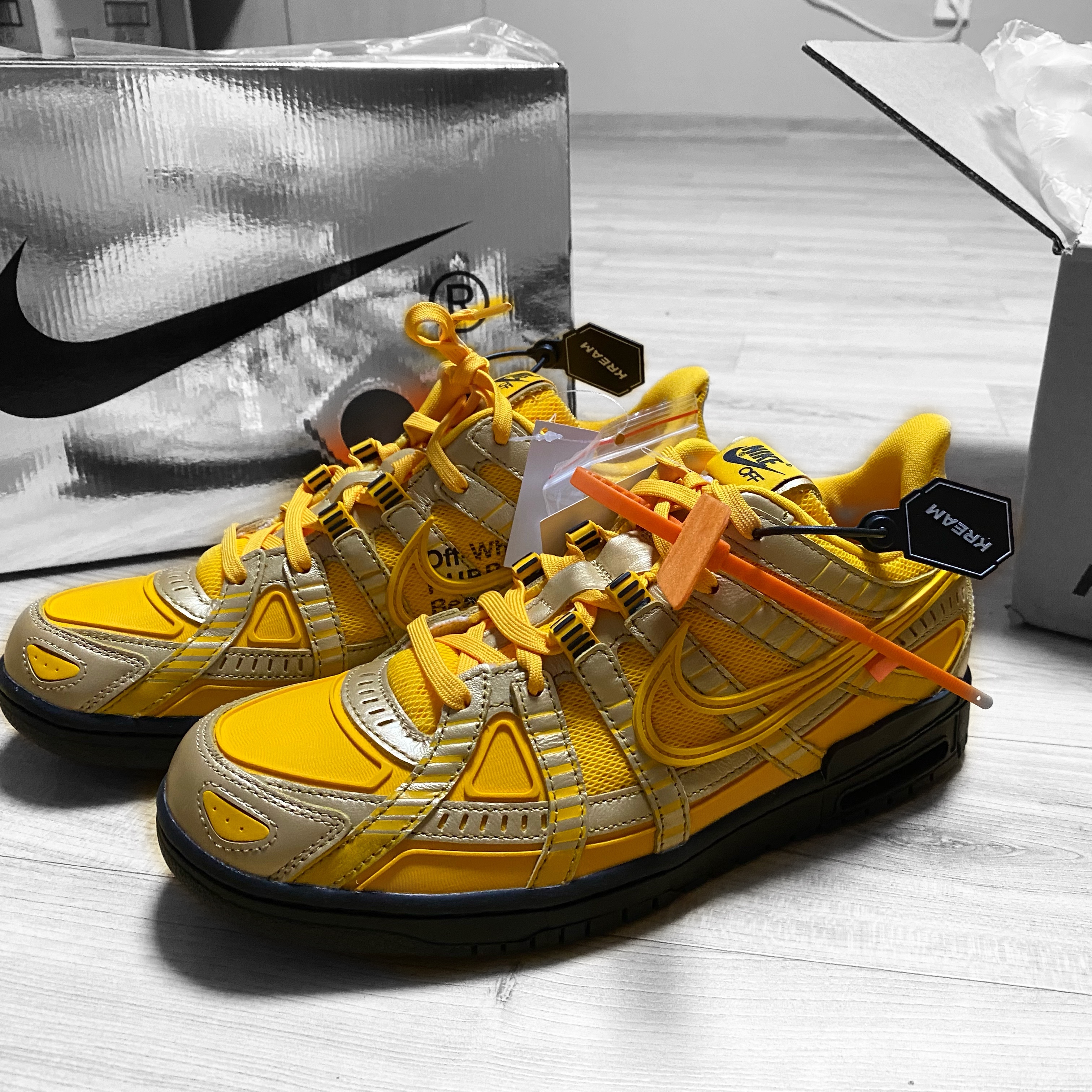 Nike x Off-White Air Rubber Dunk University Gold 착용 스타일
