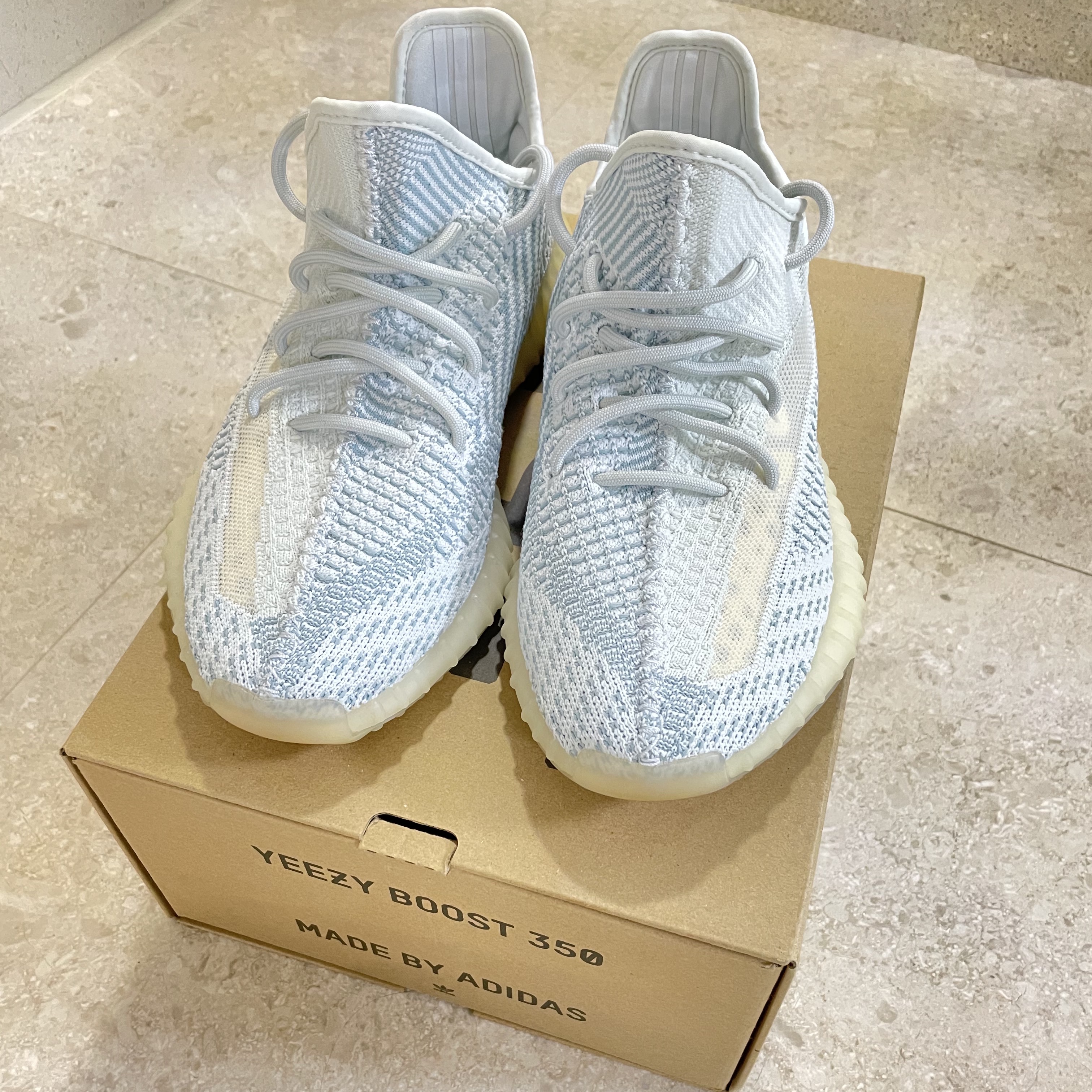 Adidas Yeezy Boost 350 V2 Cloud White - Non-Reflective 착용 스타일 - 2