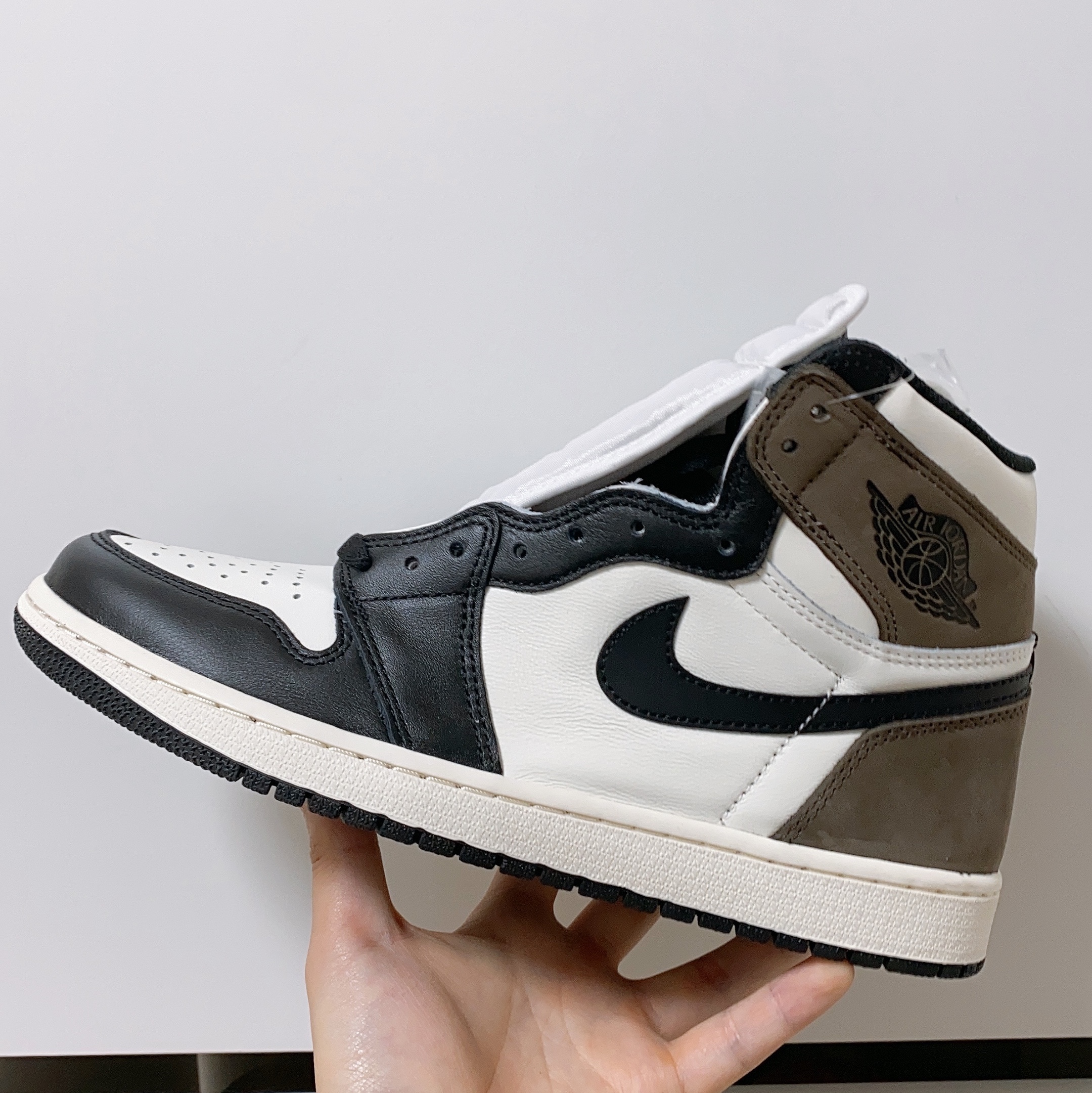 Jordan 1 Retro High OG Black Mocha 착용 스타일