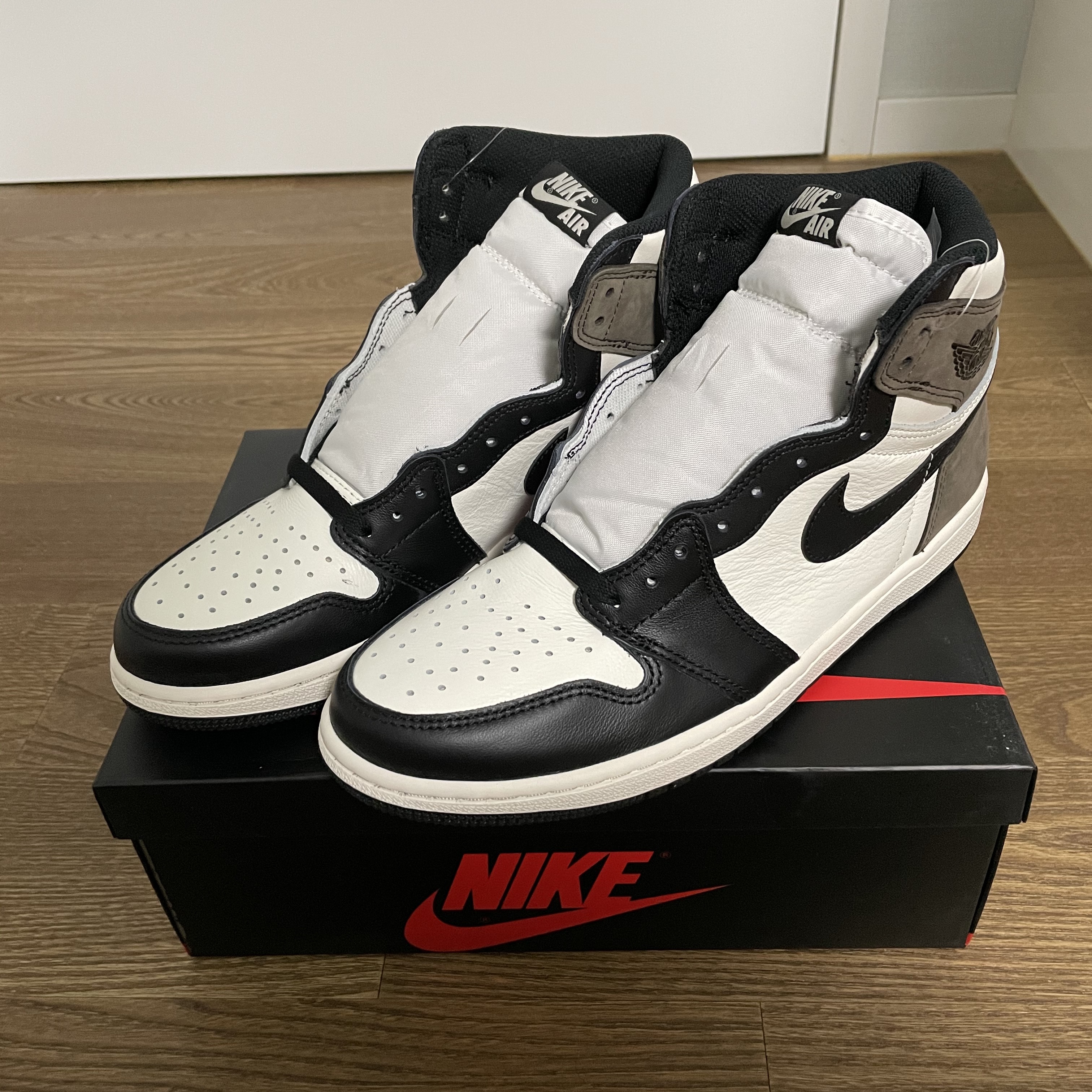 Jordan 1 Retro High OG Black Mocha 착용 스타일 - 1