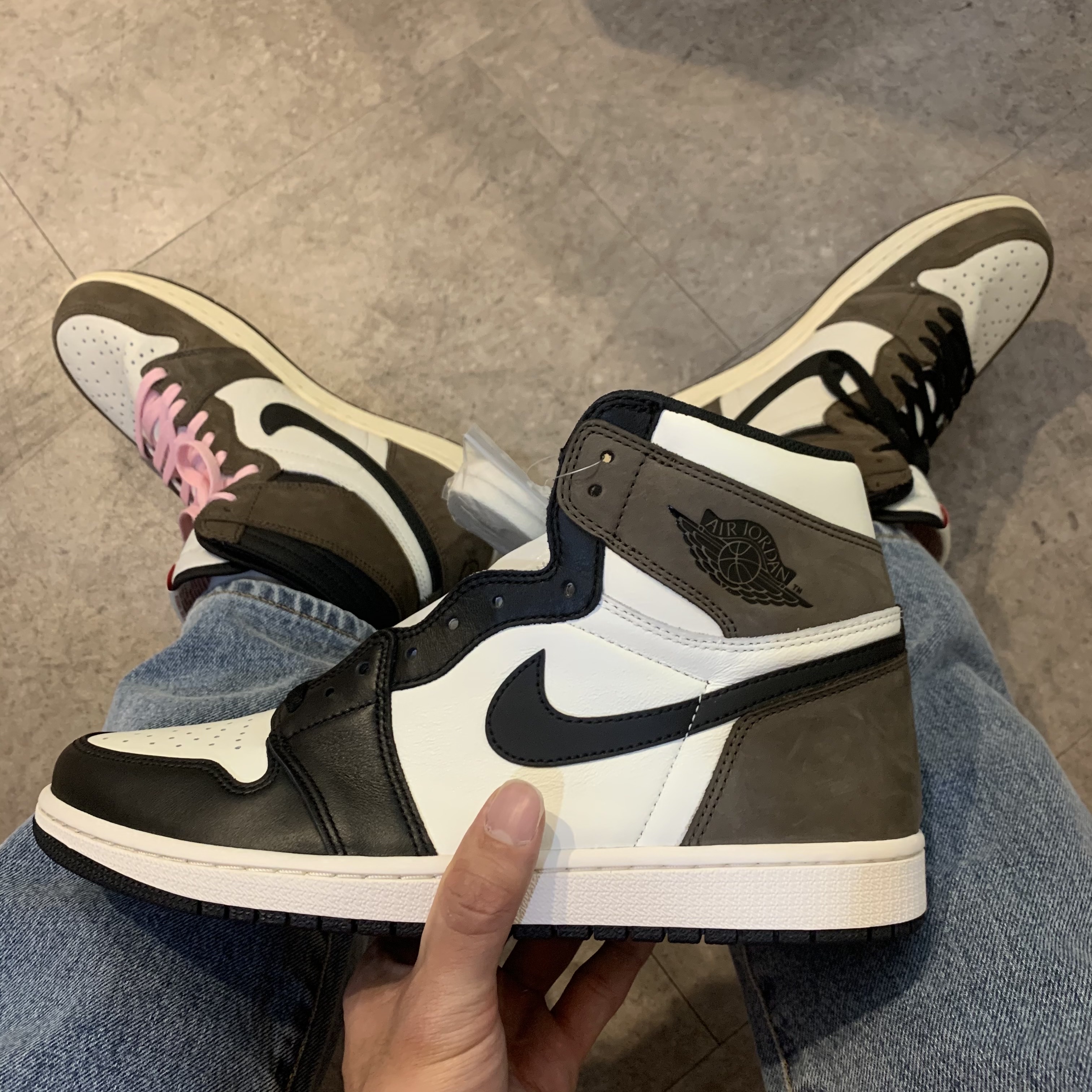 Jordan 1 Retro High OG Black Mocha, Jordan 1 x Travis Scott Retro High OG SP Mocha 착용 스타일 - 1
