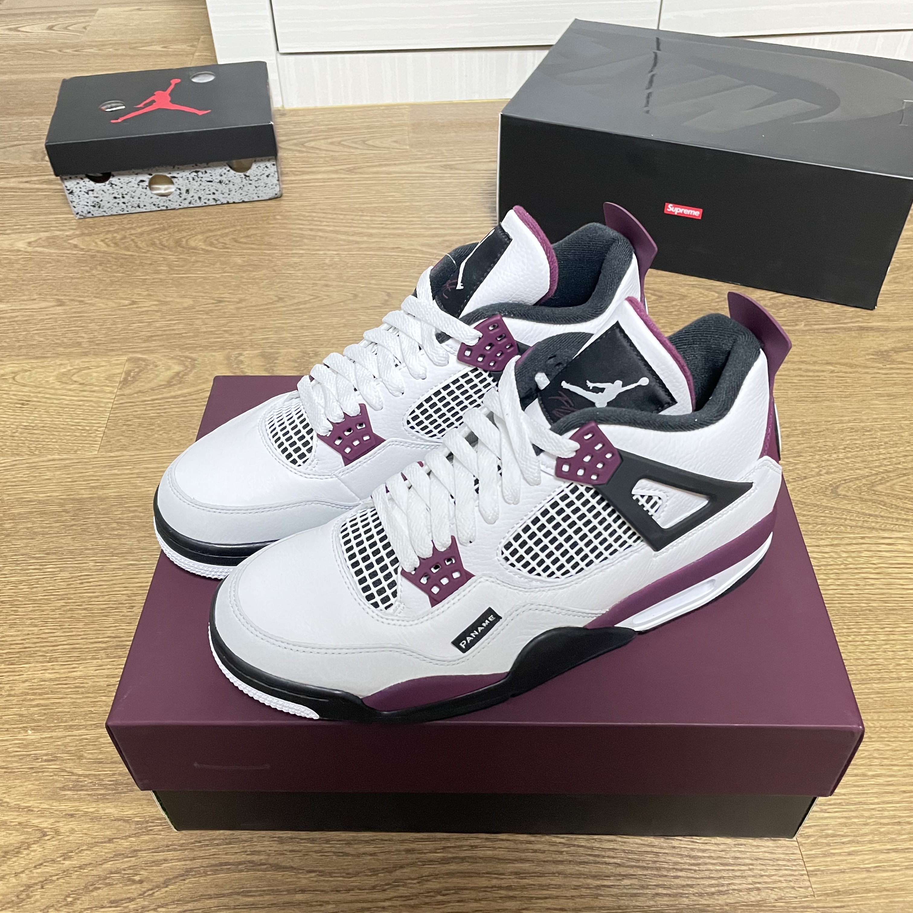 Jordan 4 x Paris Saint-Germain Retro Neutral Grey Bordeaux 착용 스타일 - 1
