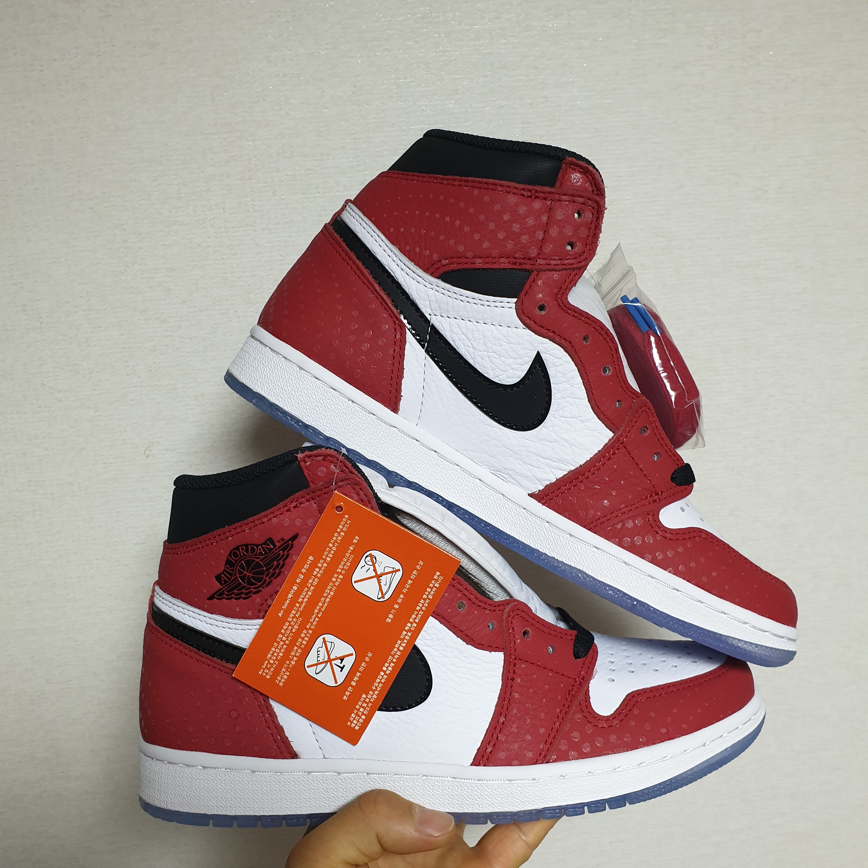 Jordan 1 Retro High Spider-Man Origin Story 착용 스타일 - 2