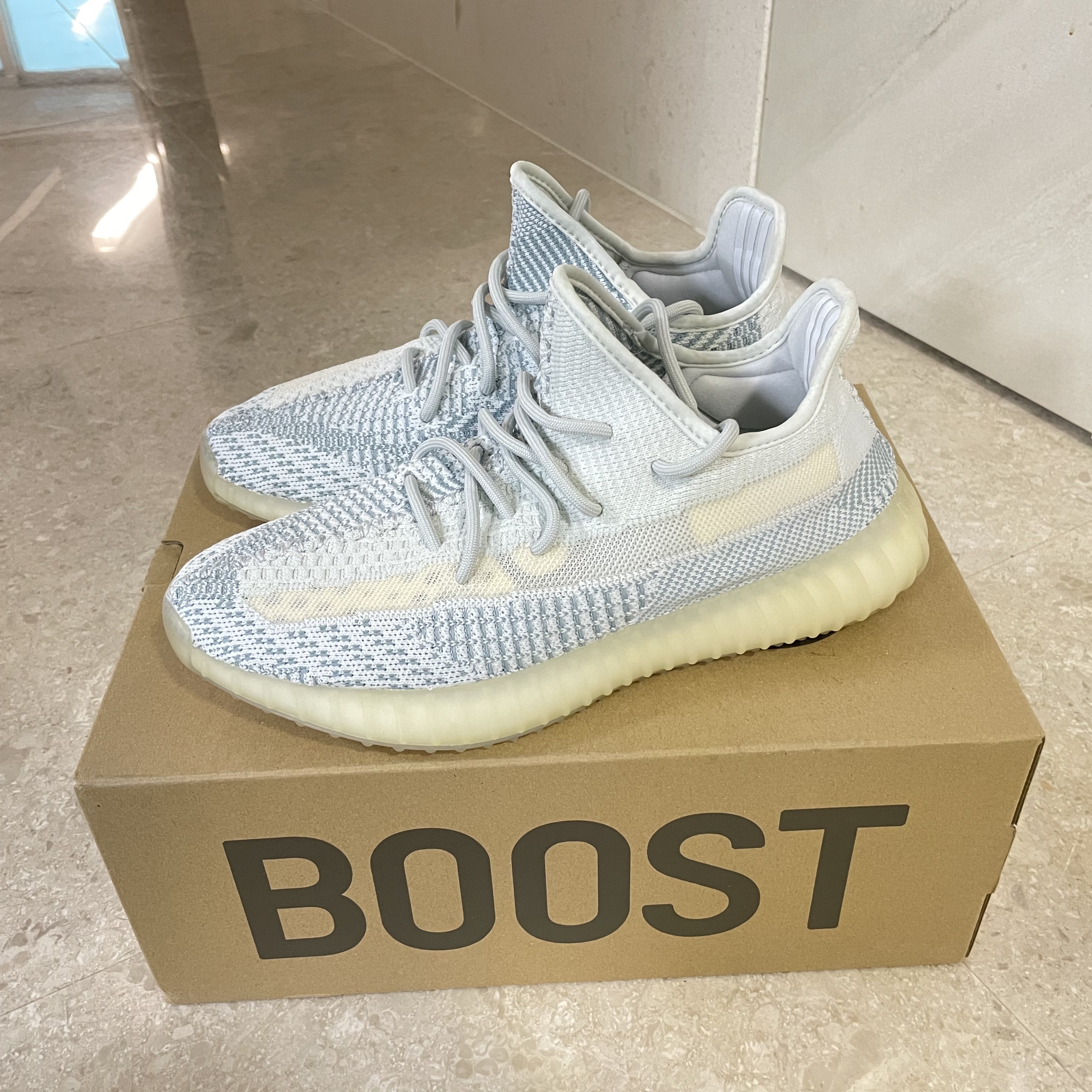 Adidas Yeezy Boost 350 V2 Cloud White - Non-Reflective 착용 스타일 - 1