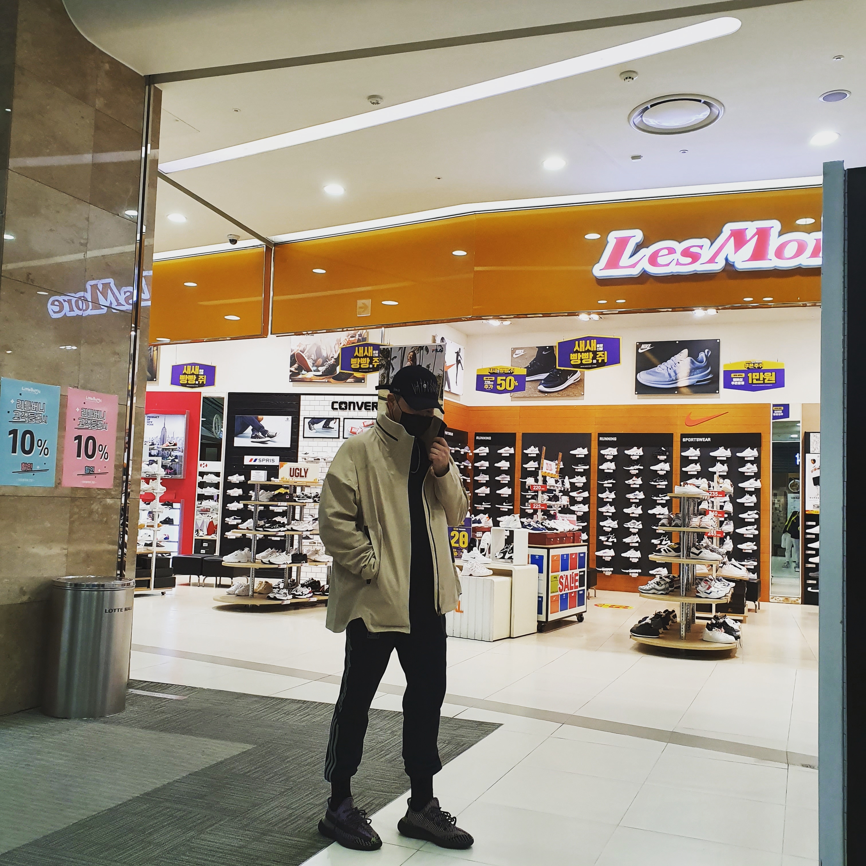 Adidas Yeezy Boost 350 V2 Yecheil - Non-Reflective 착용 스타일