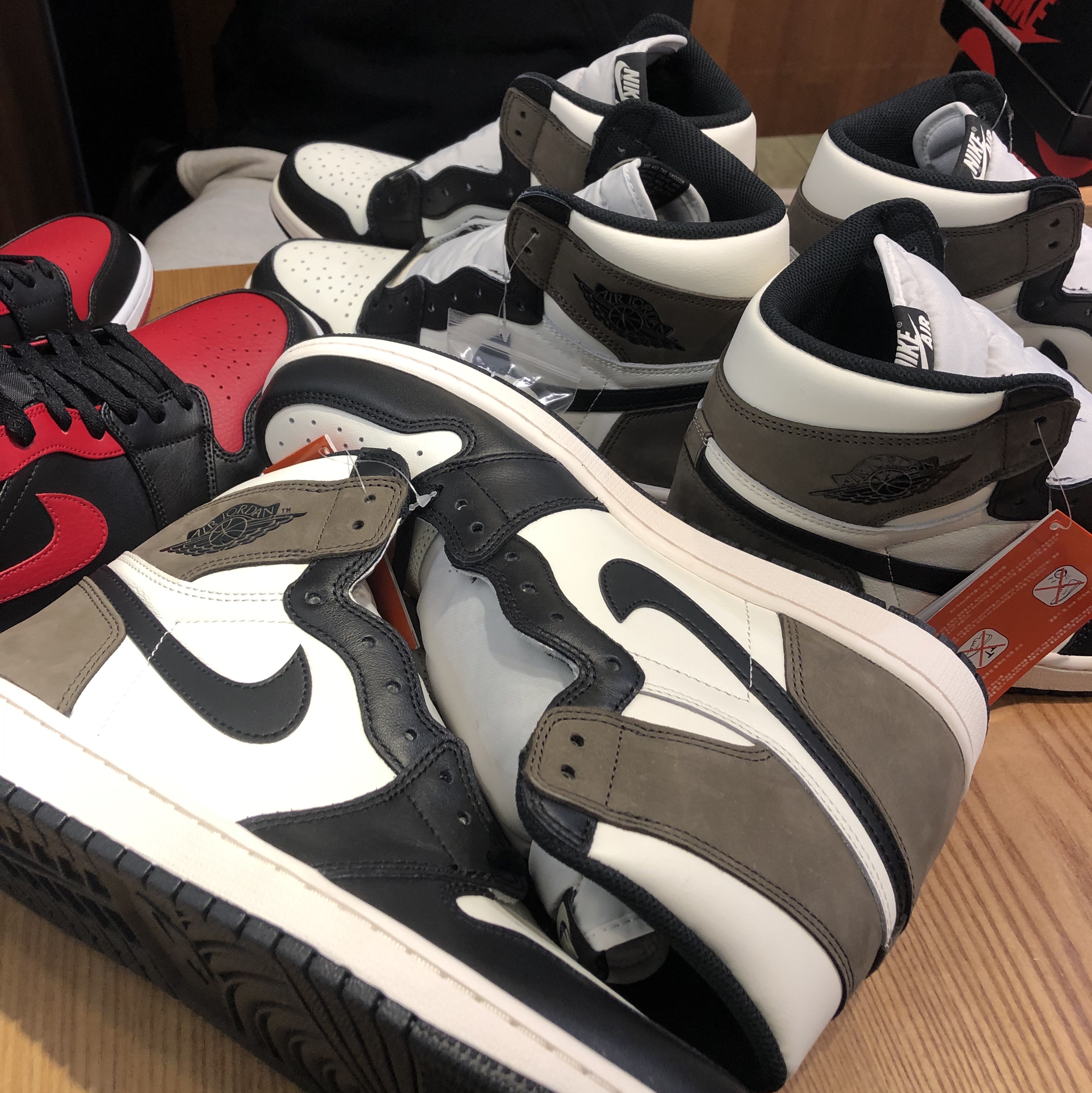 Jordan 1 Retro High OG Black Mocha, Jordan 1 Mid Bred Banned 2020 착용 스타일