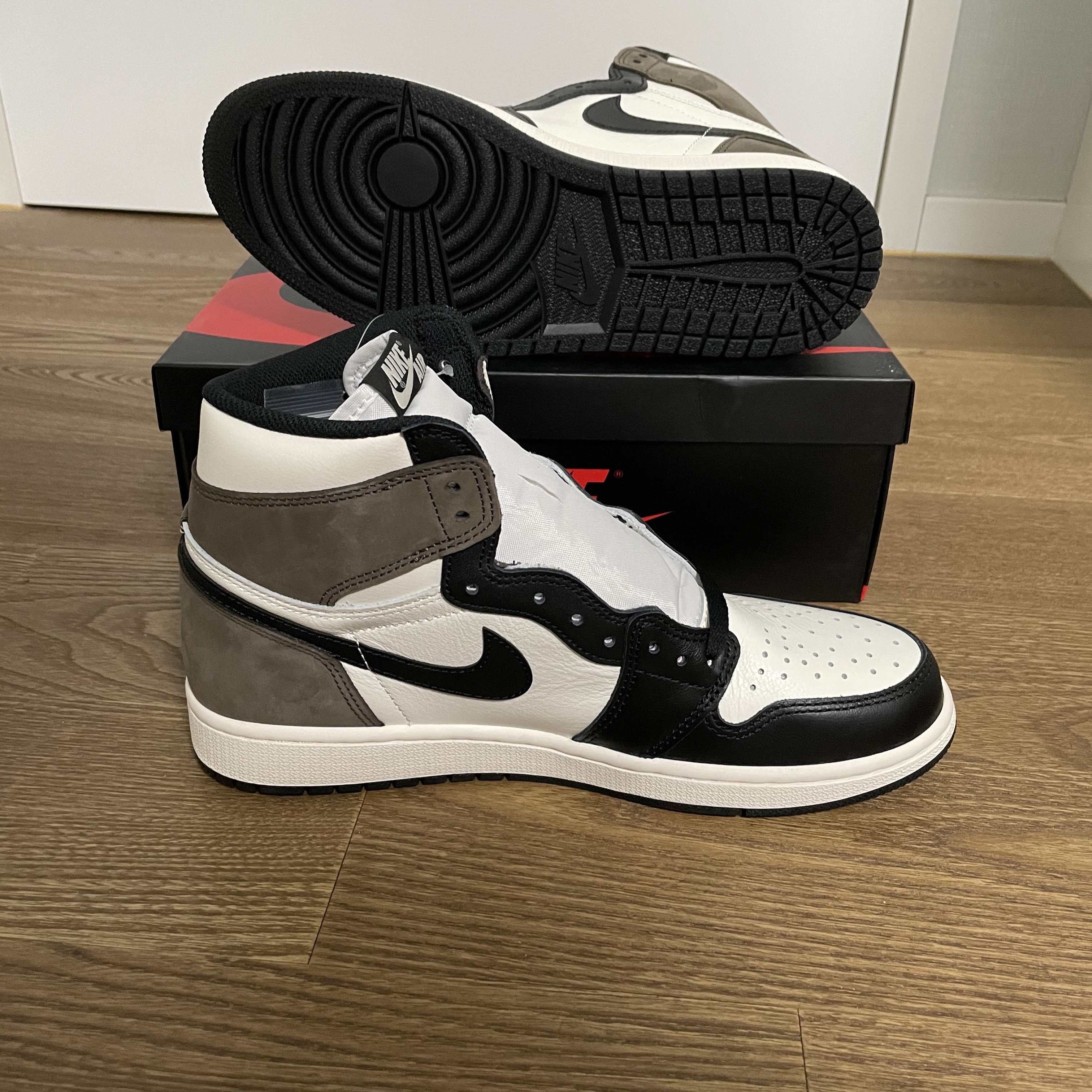 Jordan 1 Retro High OG Black Mocha 착용 스타일 - 4