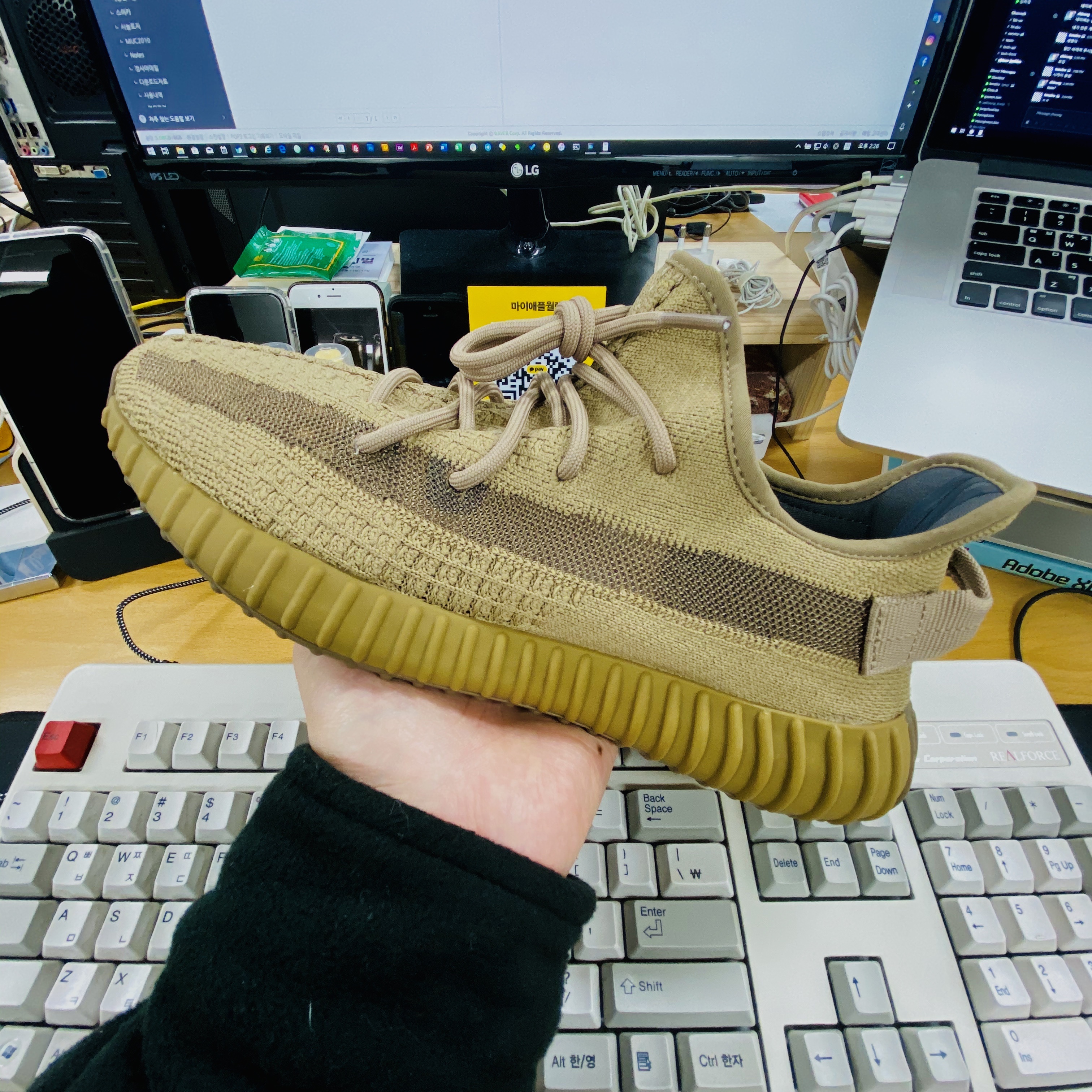 Adidas Yeezy Boost 350 V2 Flax 2020, Adidas Yeezy Boost 350 V2 Earth 착용 스타일 - 2