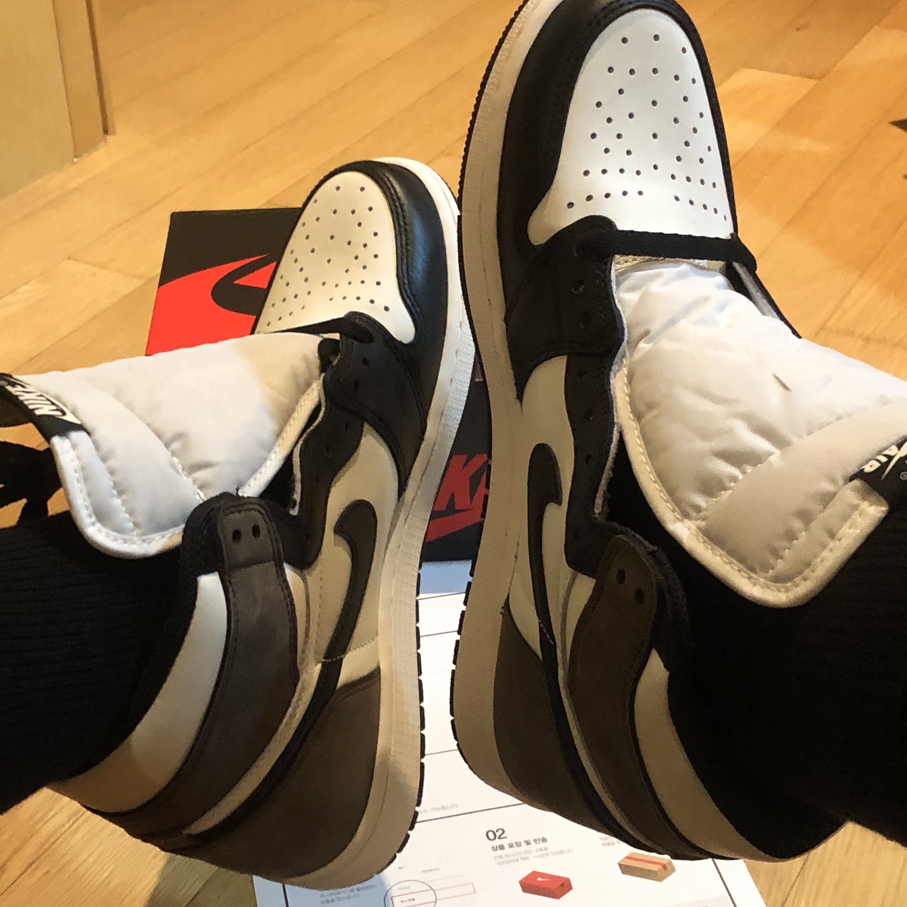 Jordan 1 Retro High OG Black Mocha 착용 스타일 - 2