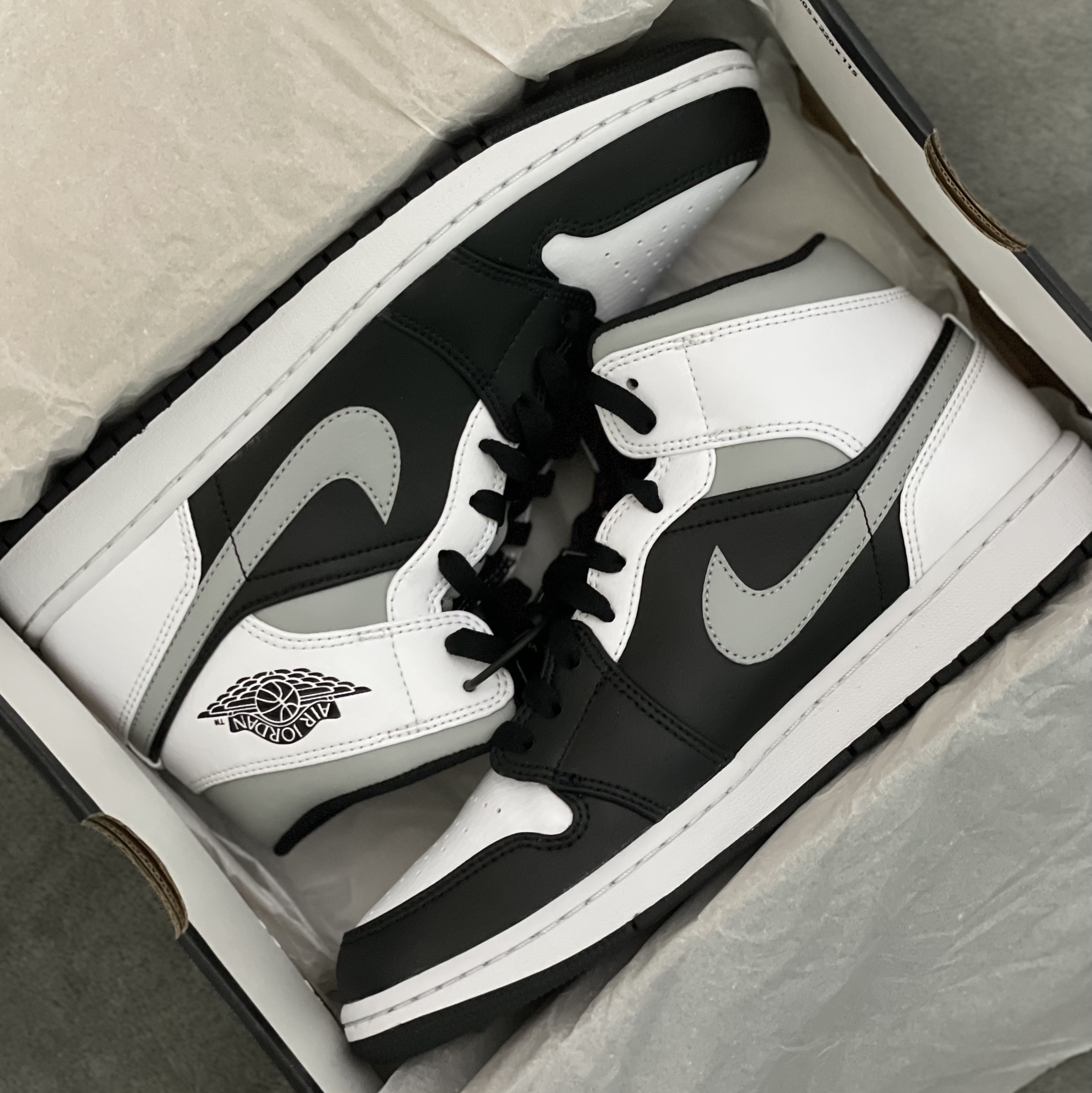 Jordan 1 Mid White Shadow 착용 스타일