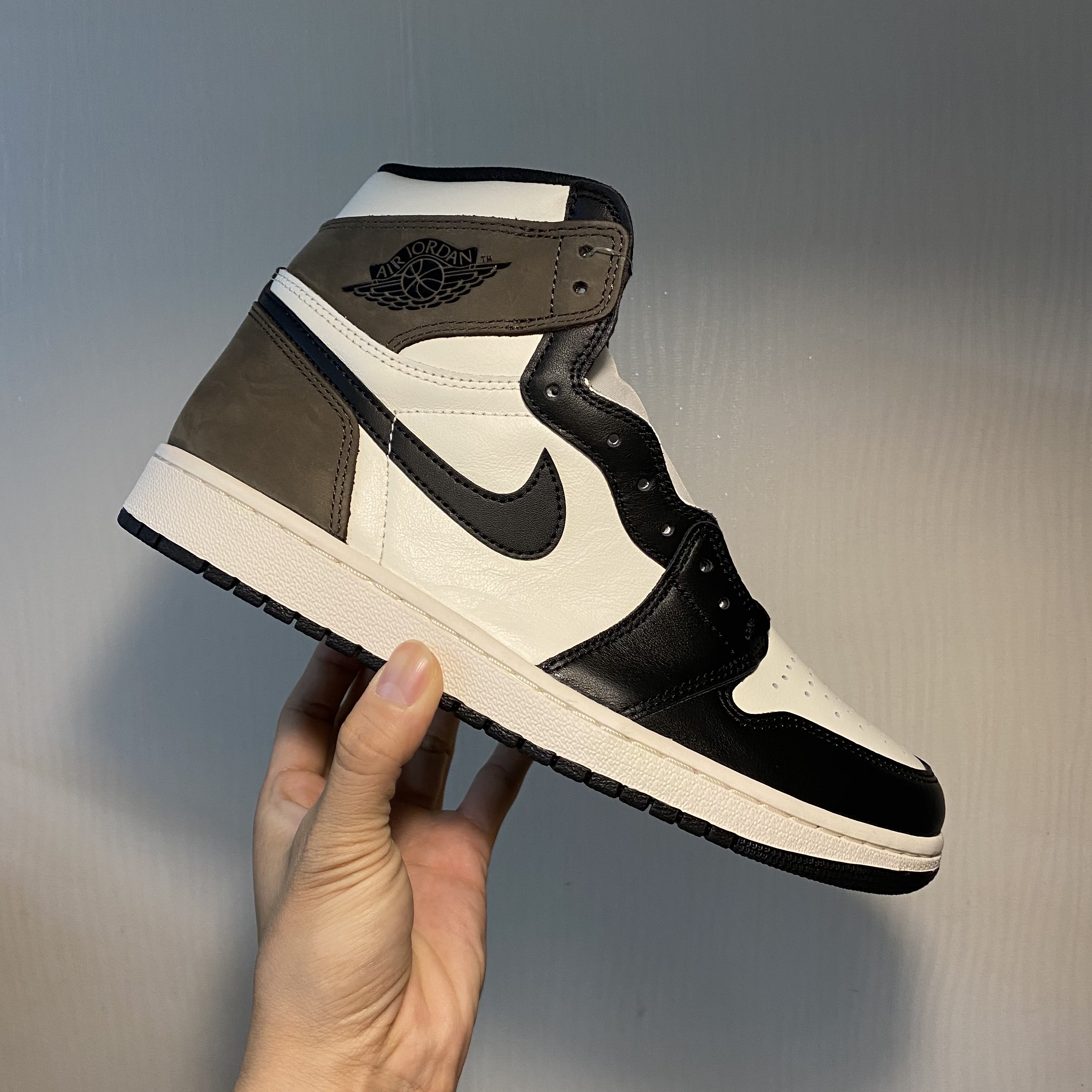 Jordan 1 Retro High OG Black Mocha 착용 스타일 - 4