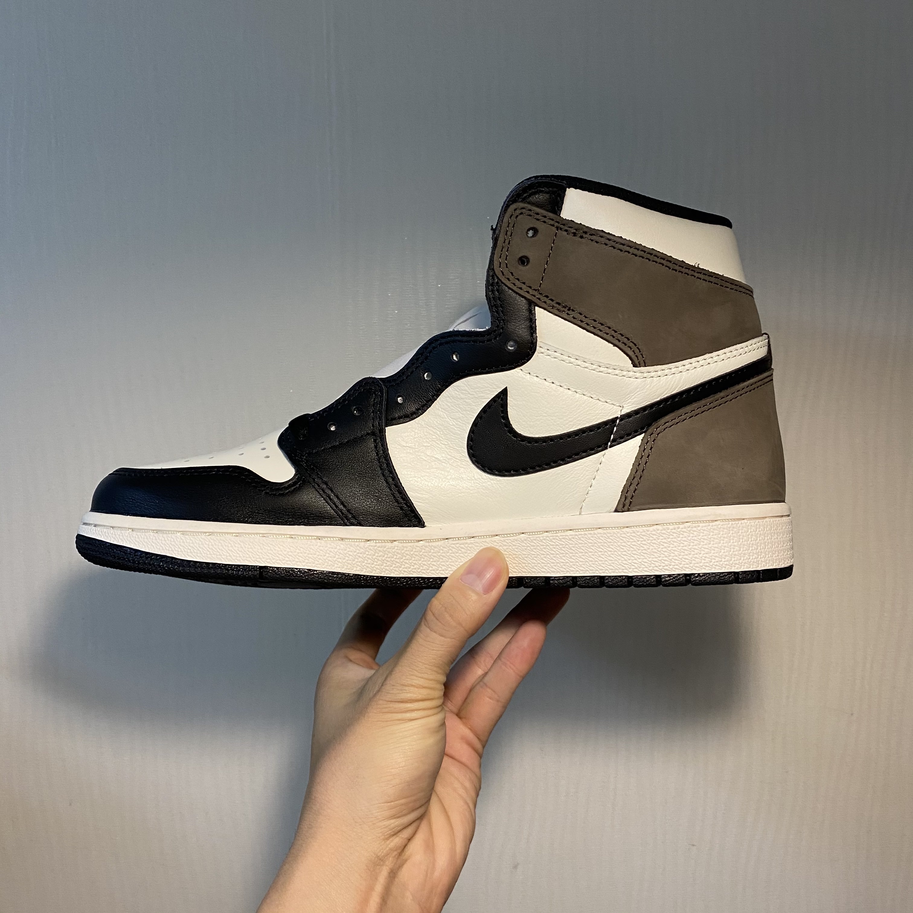 Jordan 1 Retro High OG Black Mocha 착용 스타일 - 5