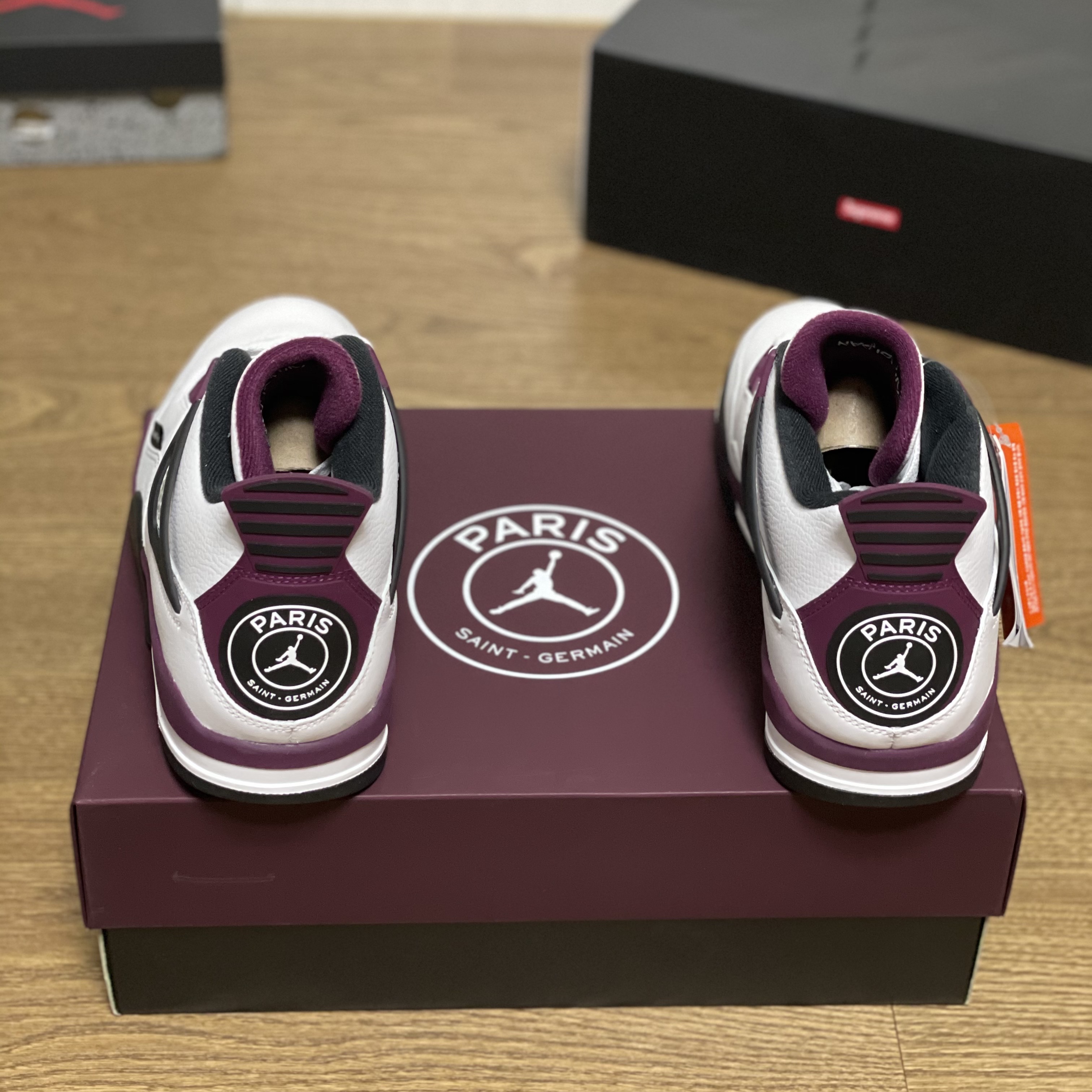 Jordan 4 x Paris Saint-Germain Retro Neutral Grey Bordeaux 착용 스타일 - 3