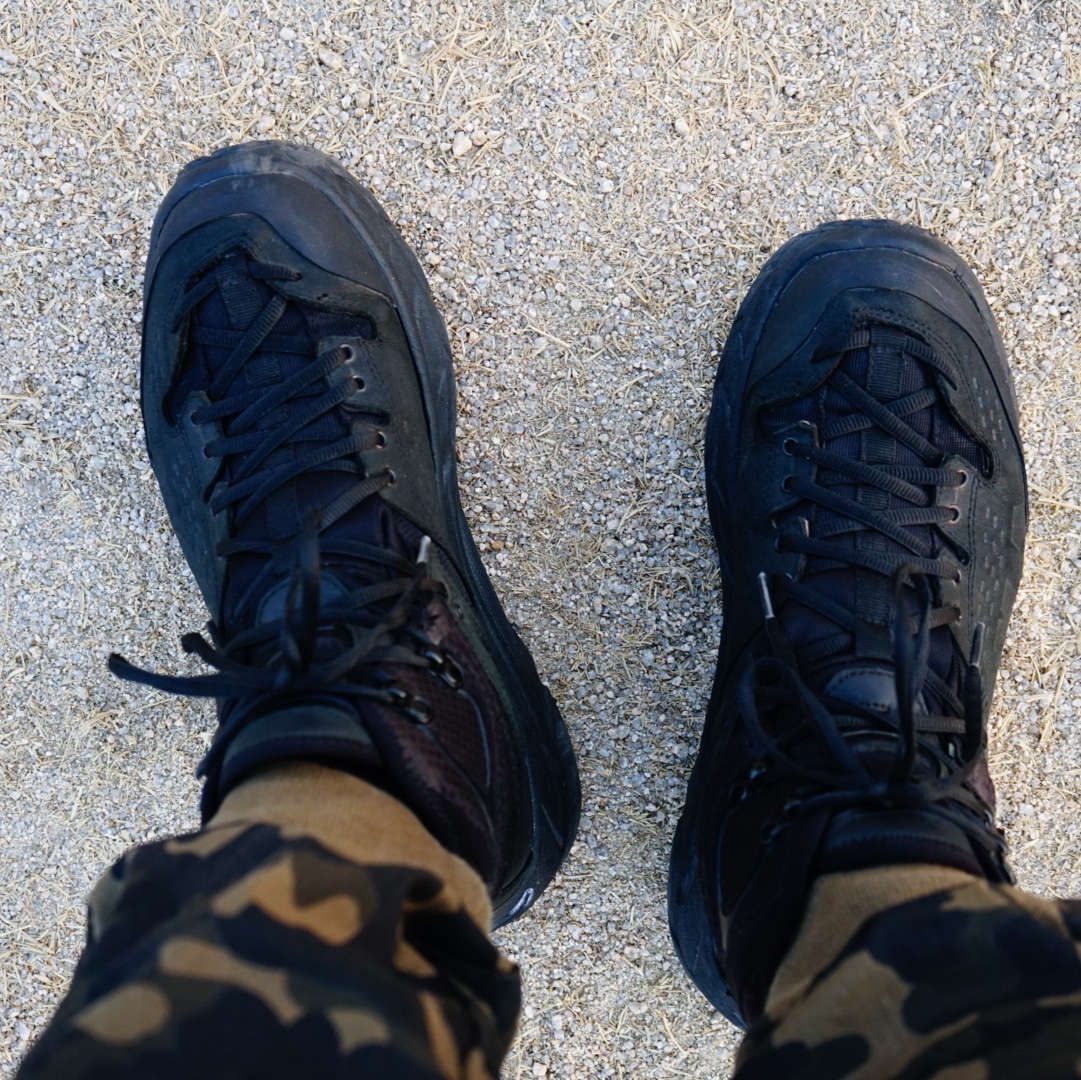 Hoka Tor Ultra Hi 2 WP Black 착용 스타일