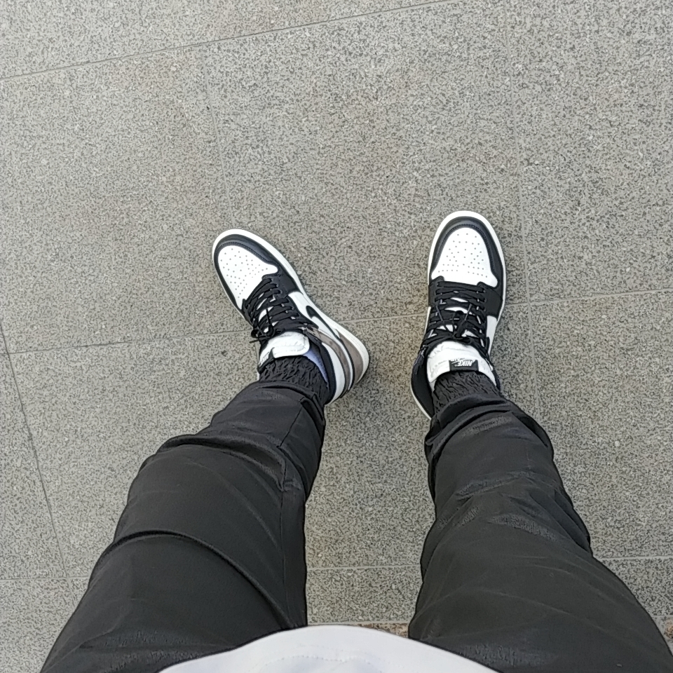 Jordan 1 Retro High OG Black Mocha 착용 스타일