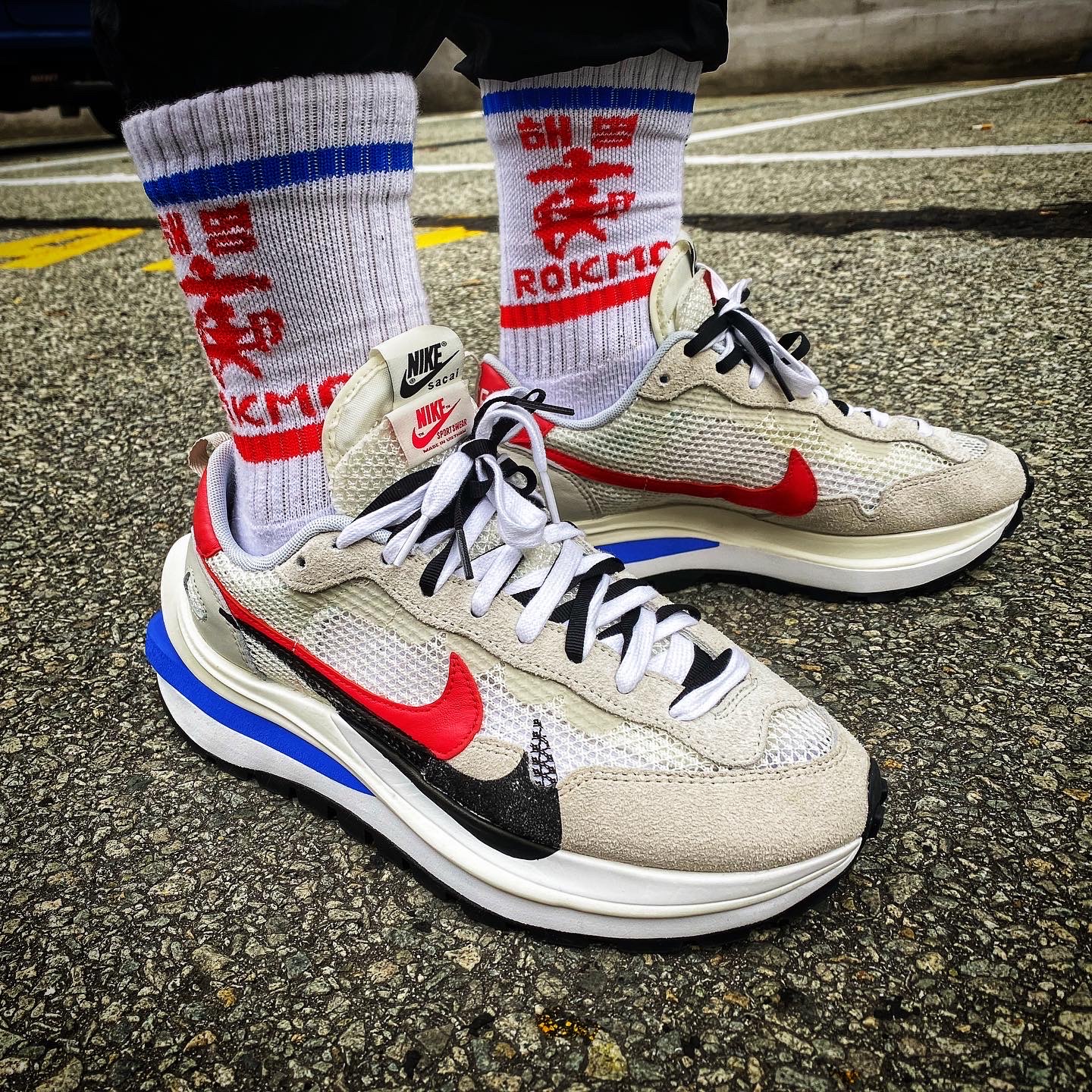 Nike x Sacai VaporWaffle Royal Fuchsia 착용 스타일 - 1
