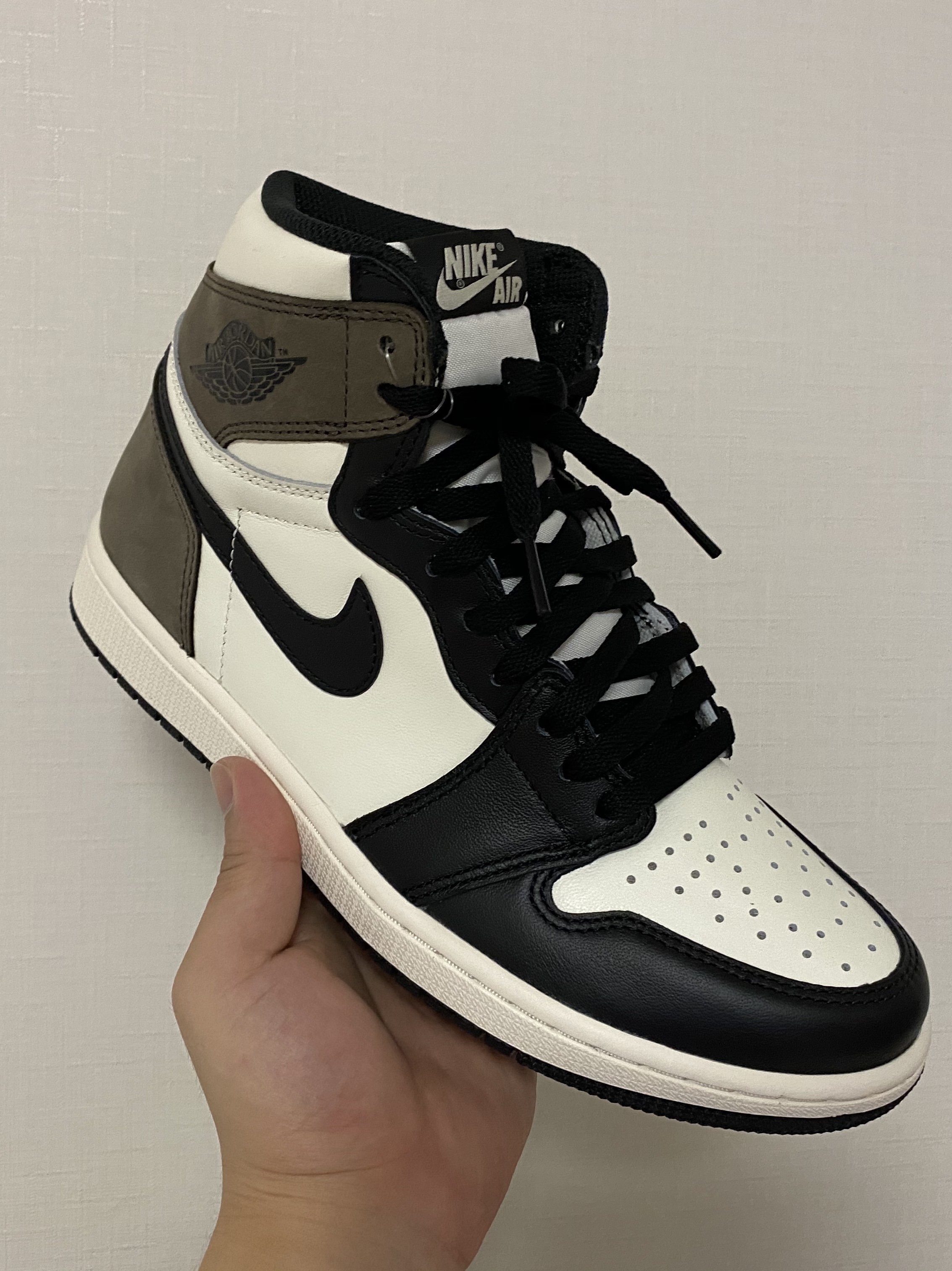 Jordan 1 Retro High OG Black Mocha, Nike x Peaceminusone Air Force 1 Low Para-Noise 착용 스타일 - 2