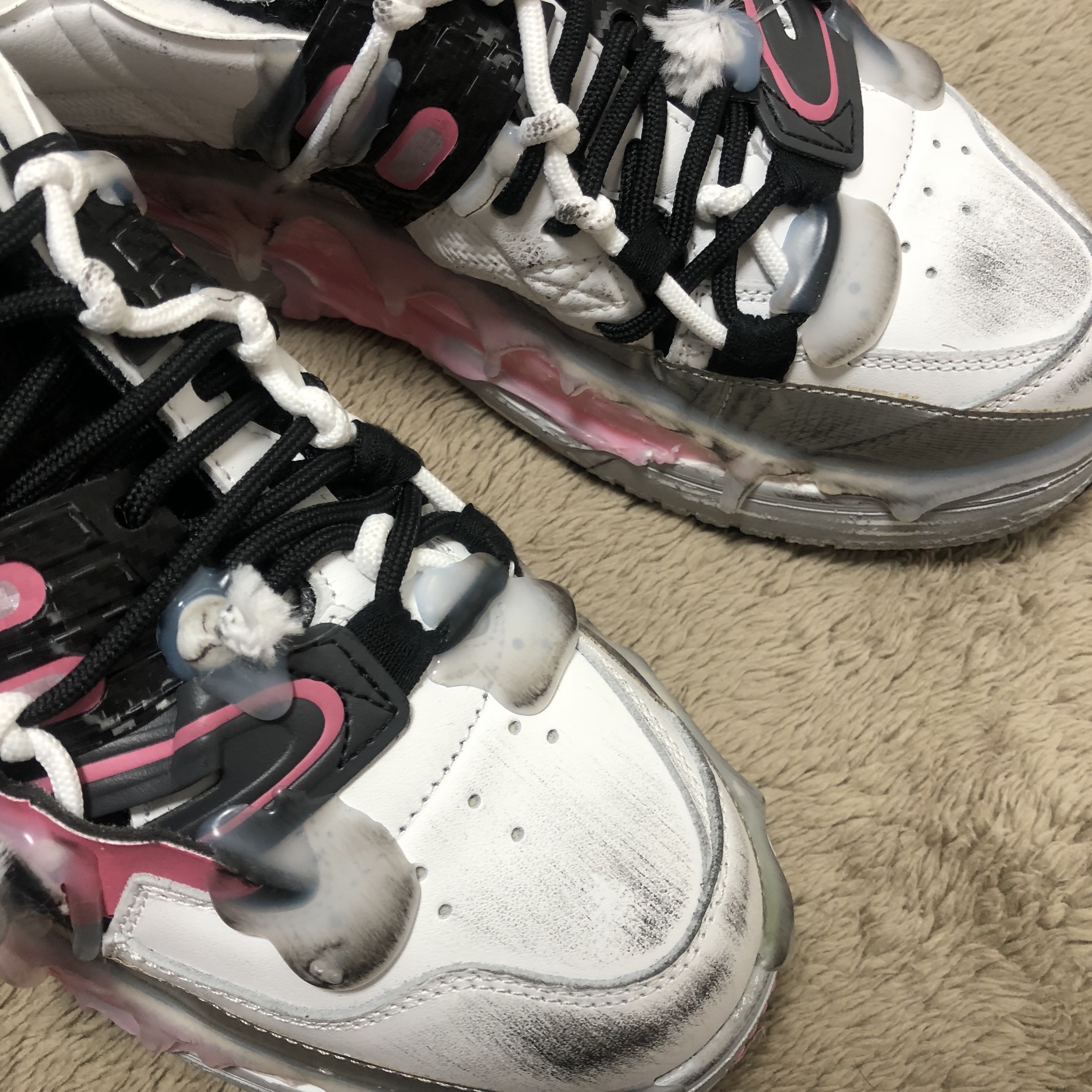 Maison Margiela Fusion Low Top Sneakers Black White Red 착용 스타일 - 2