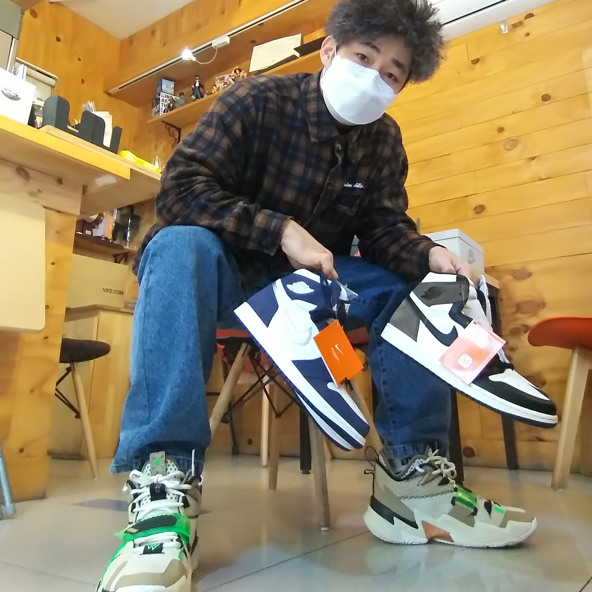 Jordan 1 Retro High OG Black Mocha, Jordan 1 Retro High OG CO.JP Midnight Navy 착용 스타일 - 1