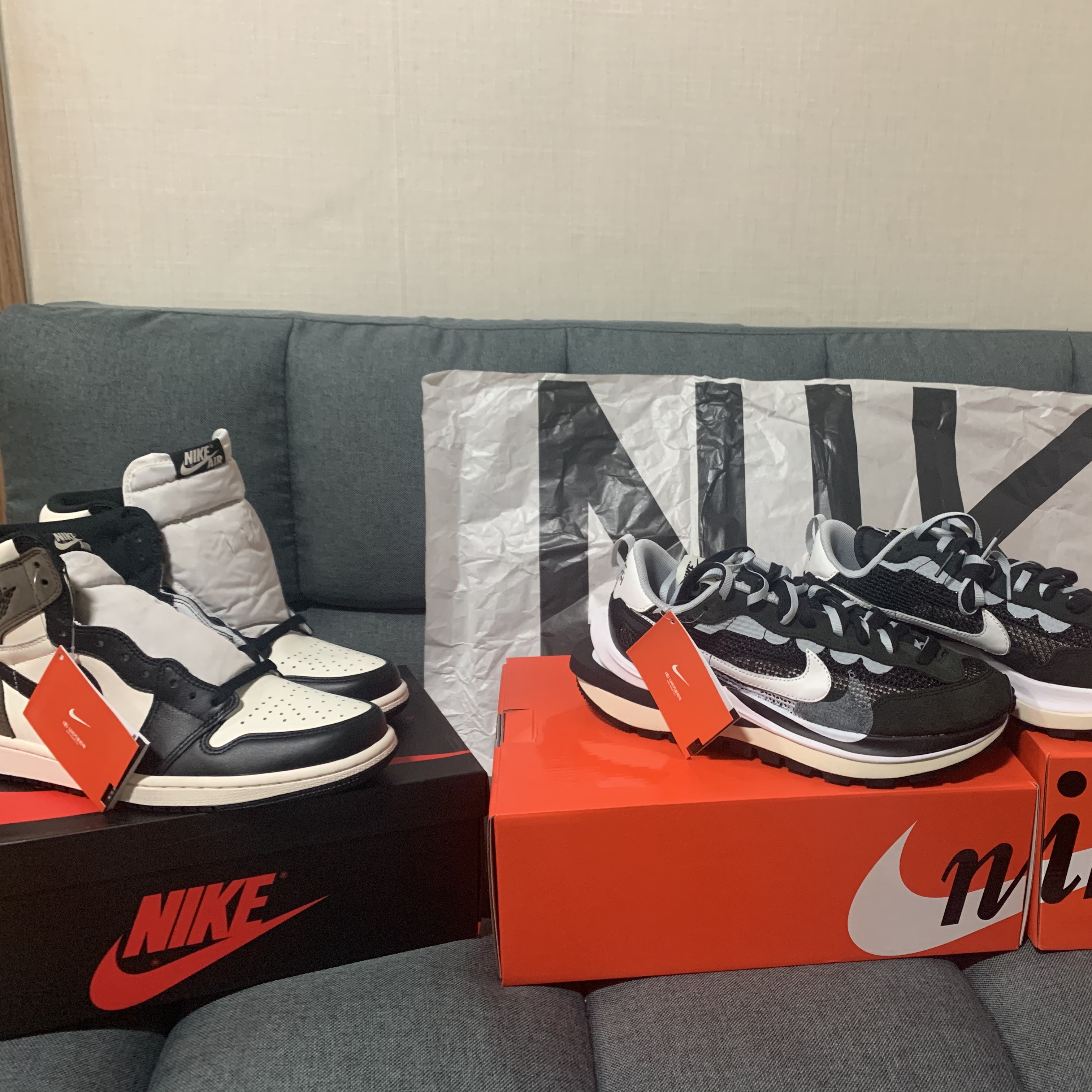 Jordan 1 Retro High OG Black Mocha, Nike x Sacai VaporWaffle Black White 착용 스타일