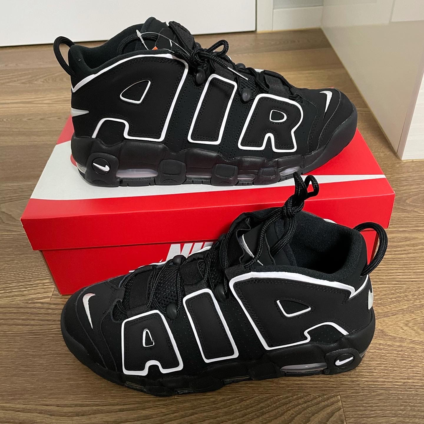 Nike Air More Uptempo Black White 2020 착용 스타일 - 3