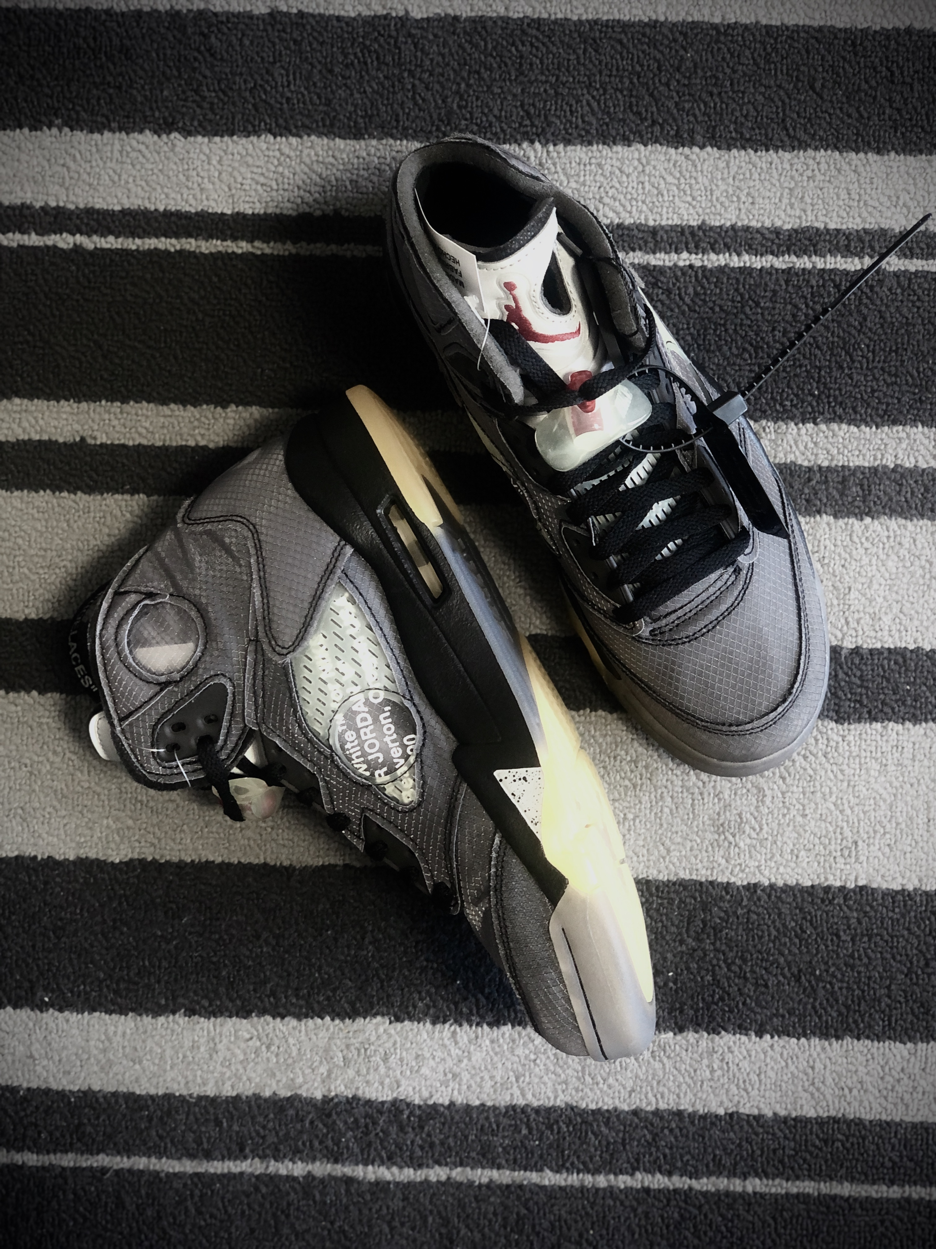 Jordan 5 x Off-White Retro SP Black Muslin 착용 스타일