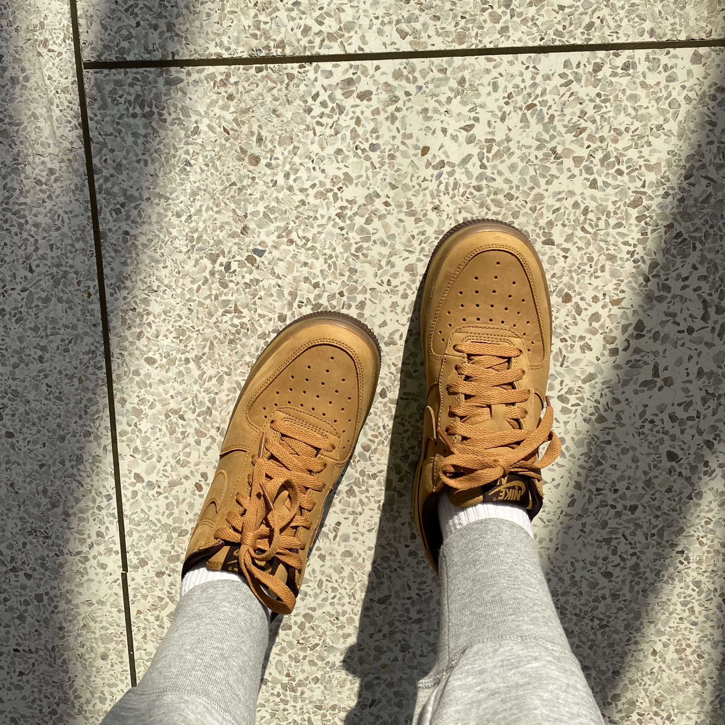 Nike Air Force 1 Low Retro SP Wheat Mocha 착용 스타일 - 4