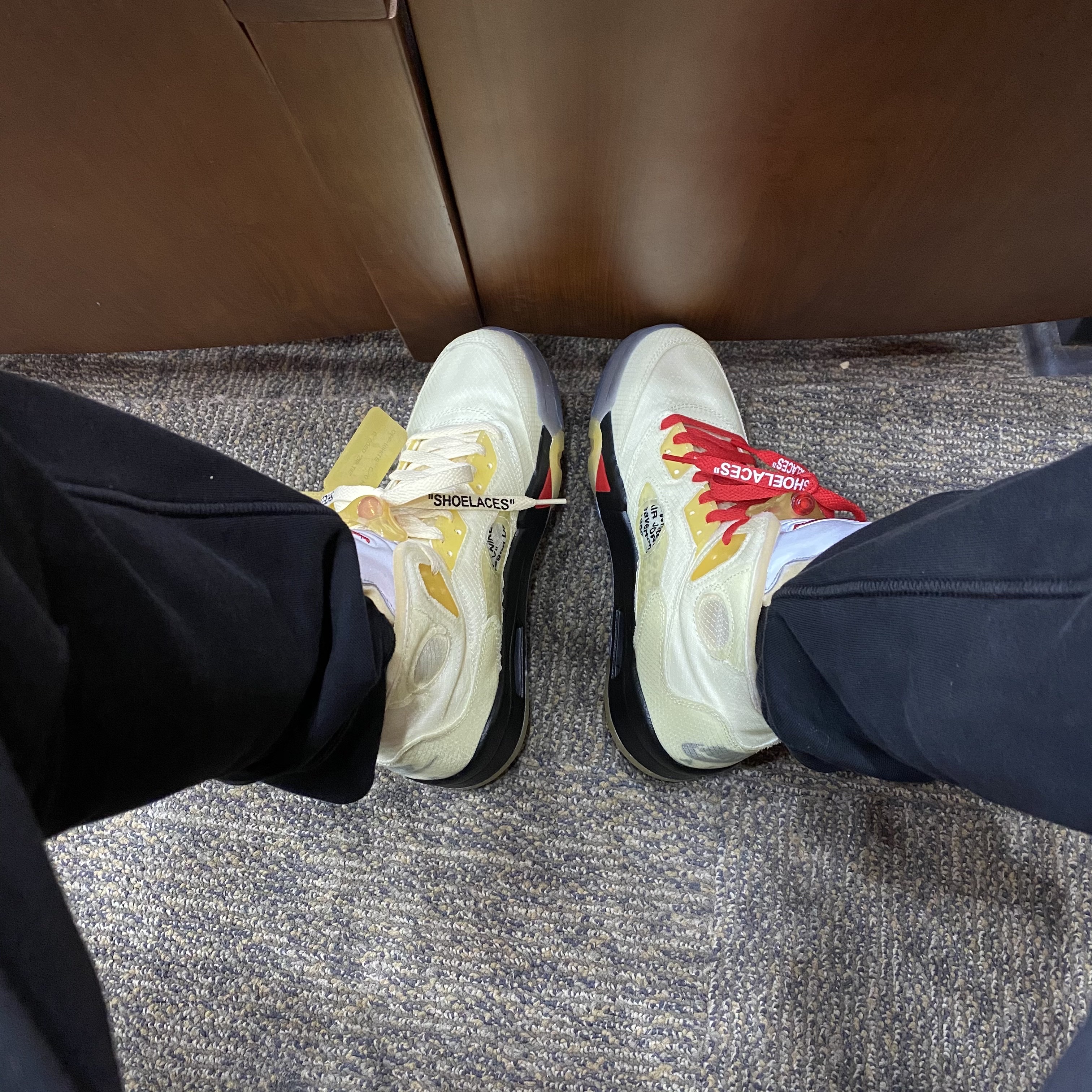 Jordan 5 x Off-White Retro SP Sail Fire Red 착용 스타일