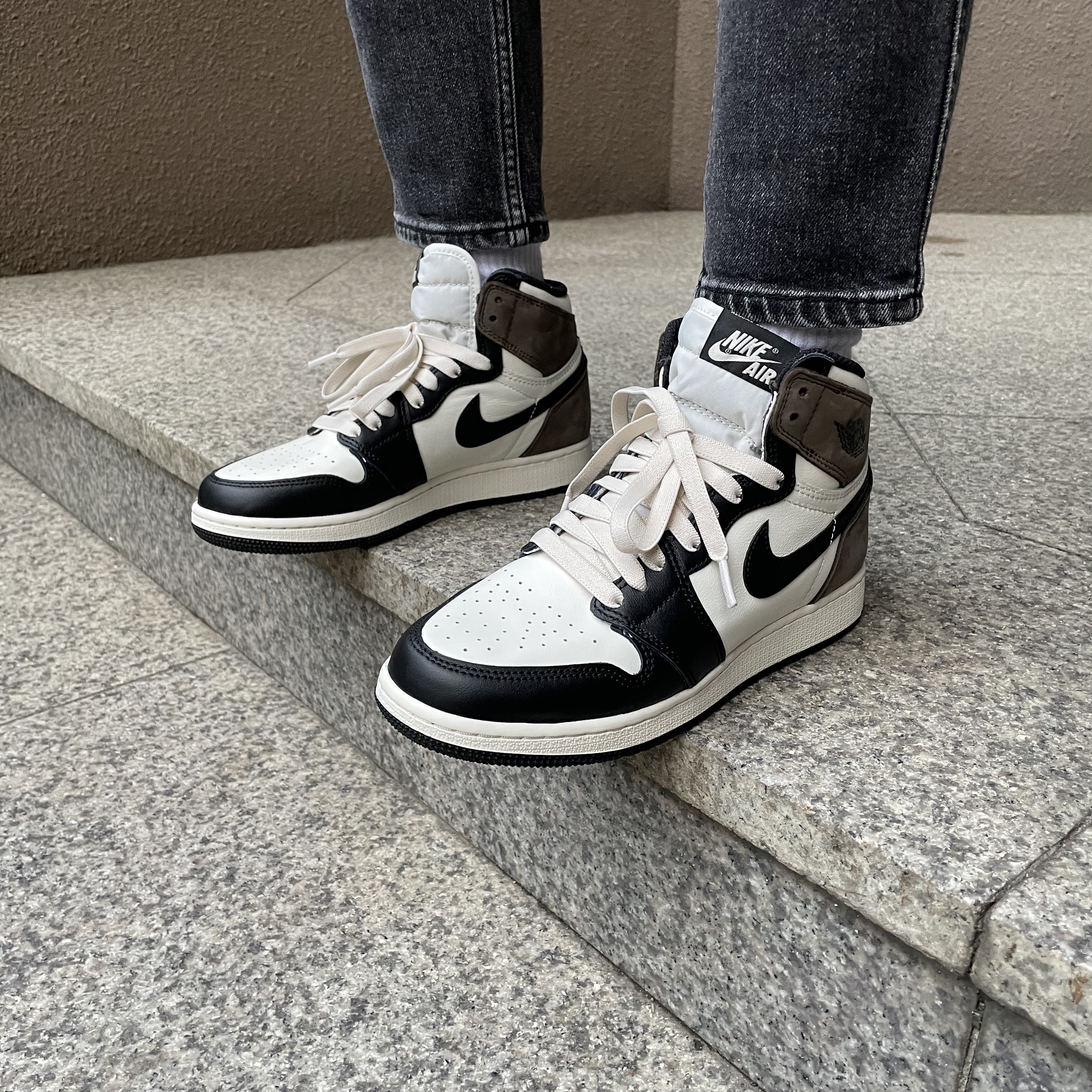 (GS) Jordan 1 Retro High OG Black Mocha 착용 스타일