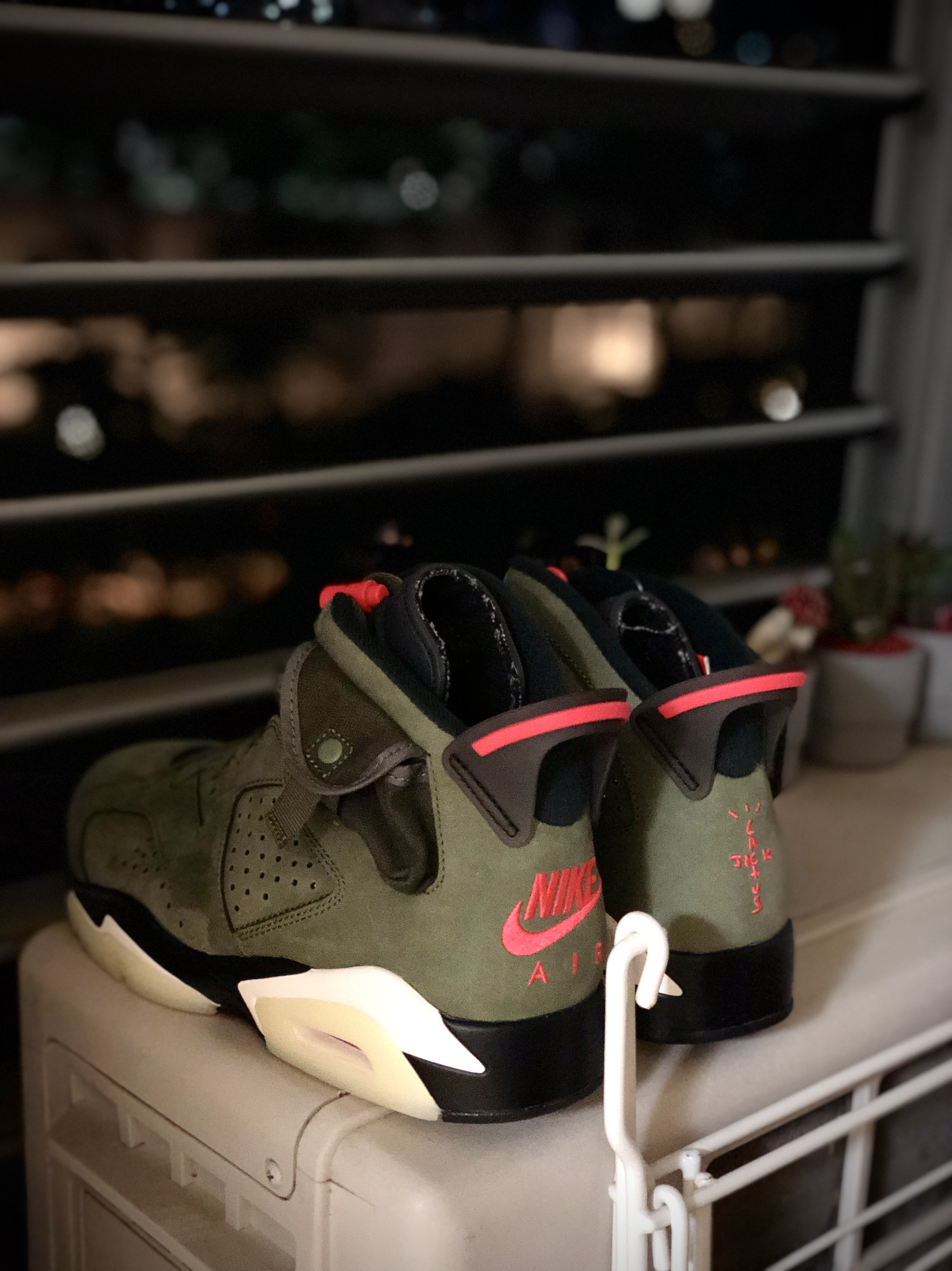 Jordan 6 x Travis Scott Retro Olive 착용 스타일