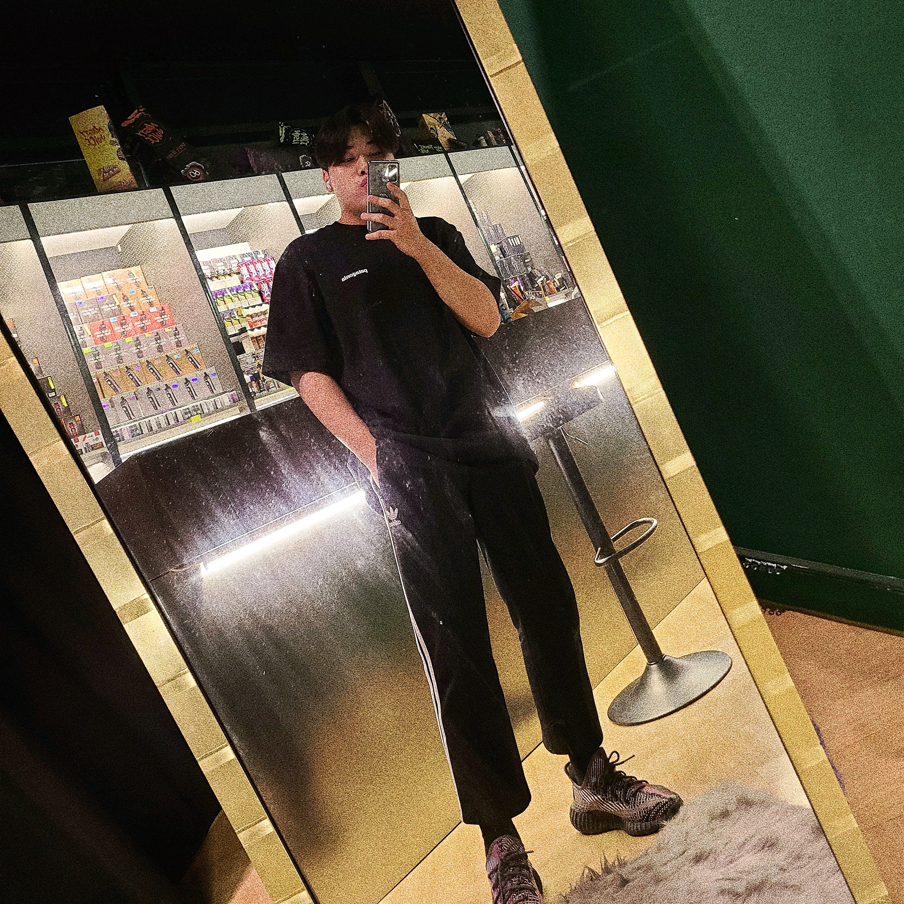 Adidas Yeezy Boost 350 V2 Yecheil - Non-Reflective 착용 스타일
