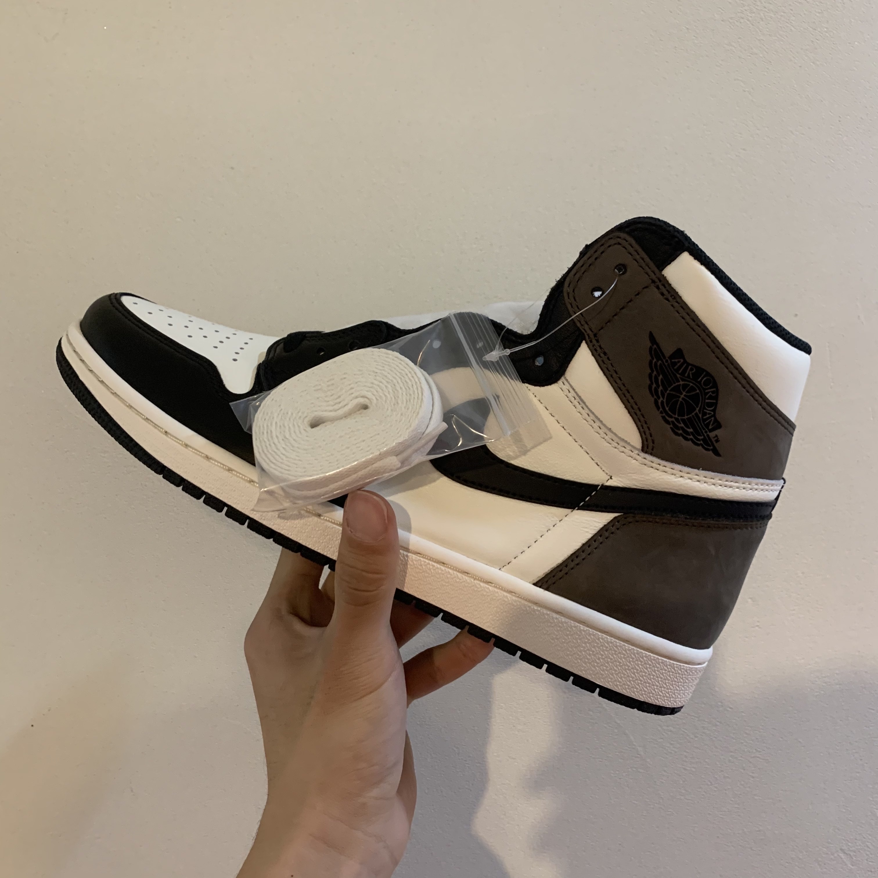 Jordan 1 Retro High OG Black Mocha, Jordan 1 x Travis Scott Retro High OG SP Mocha 착용 스타일 - 2