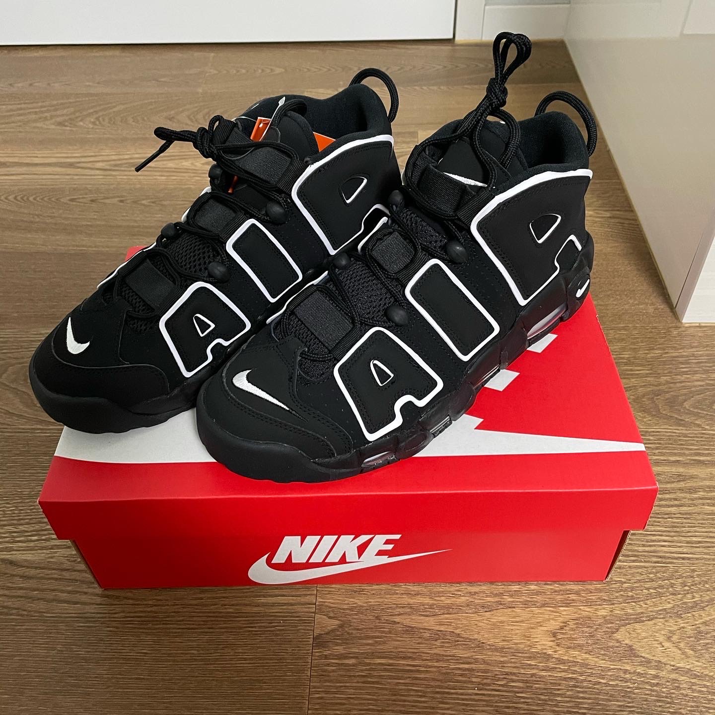 Nike Air More Uptempo Black White 2020 착용 스타일 - 1