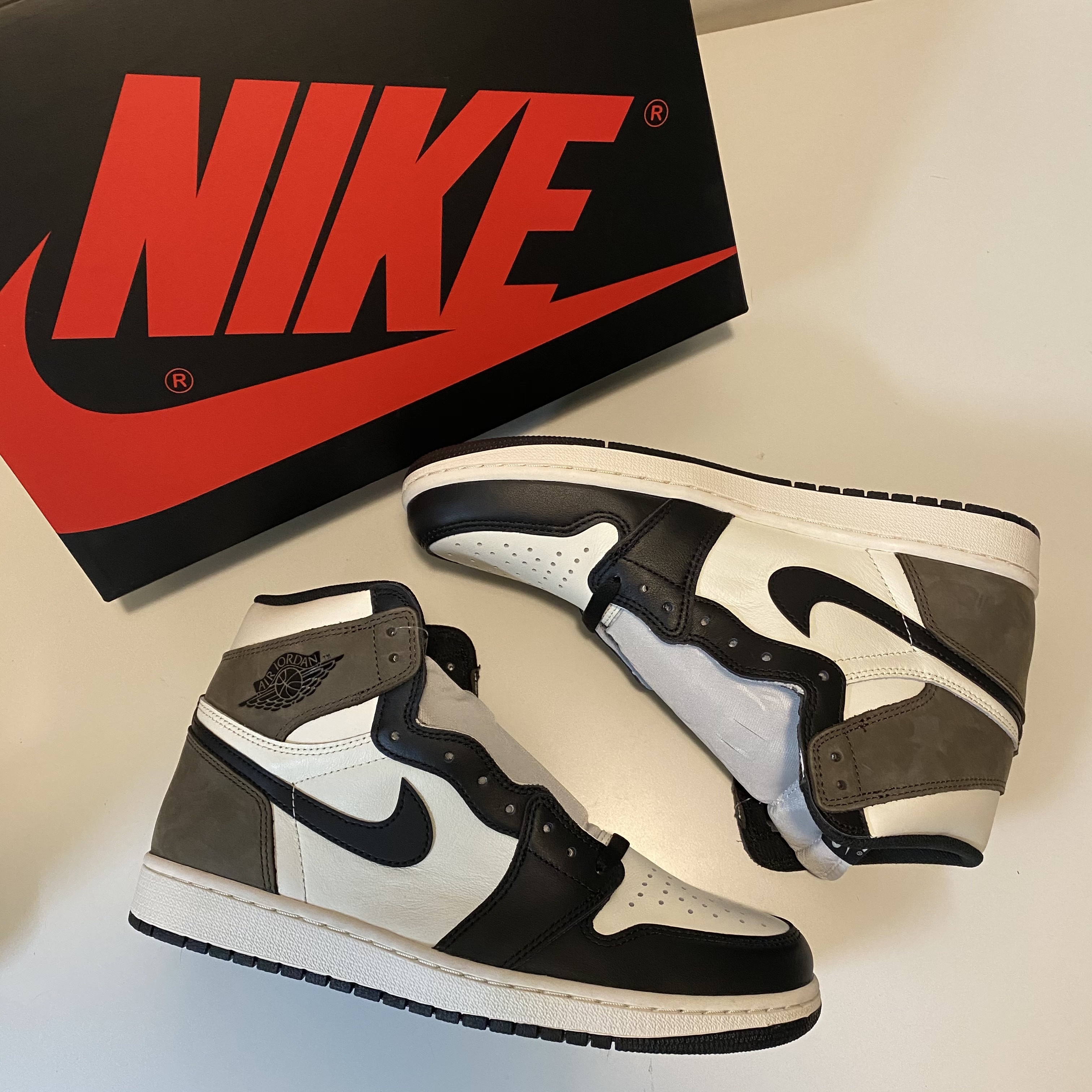 Jordan 1 Retro High OG Black Mocha 착용 스타일 - 3
