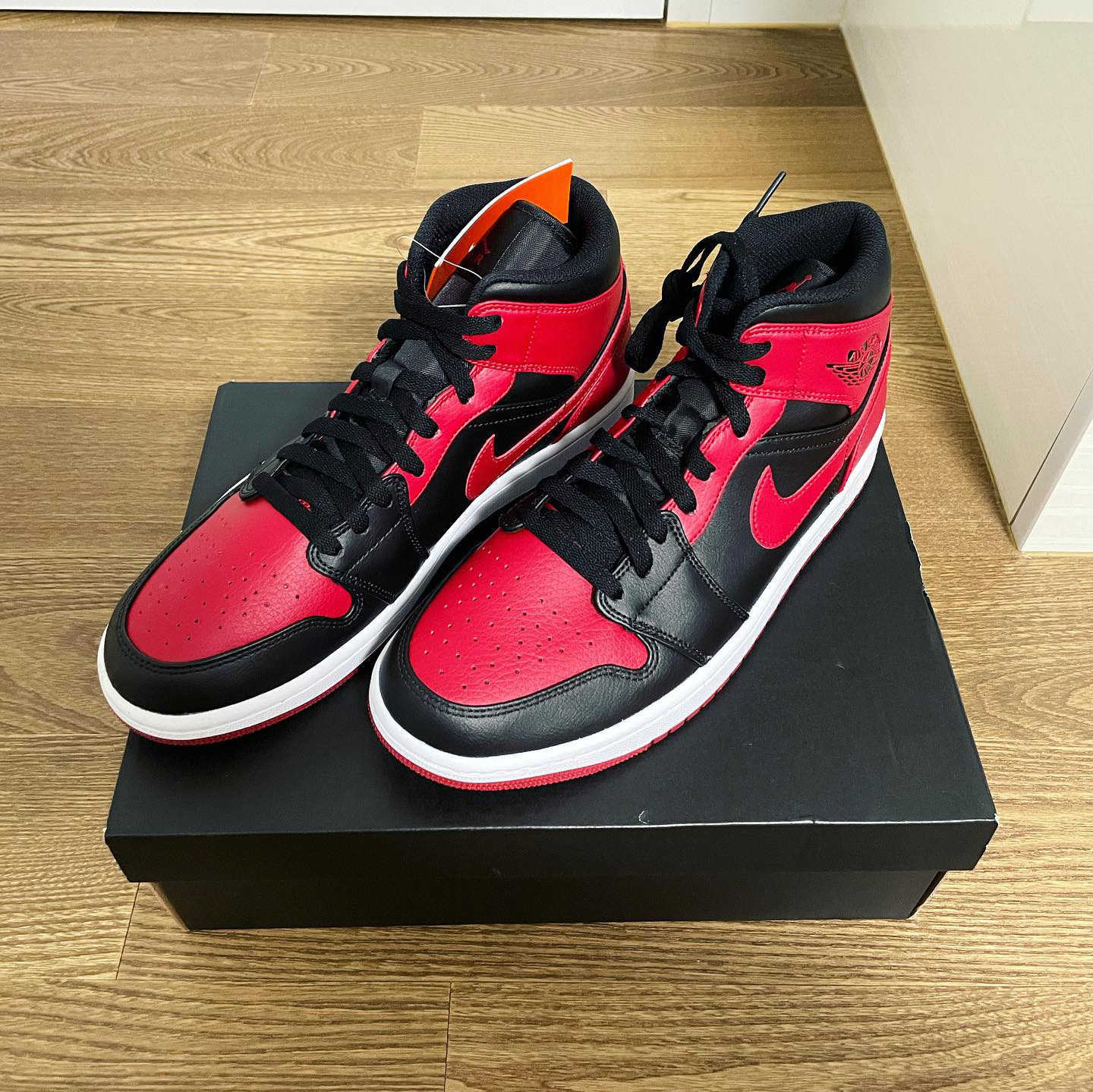Jordan 1 Mid Bred Banned 2020 착용 스타일 - 1