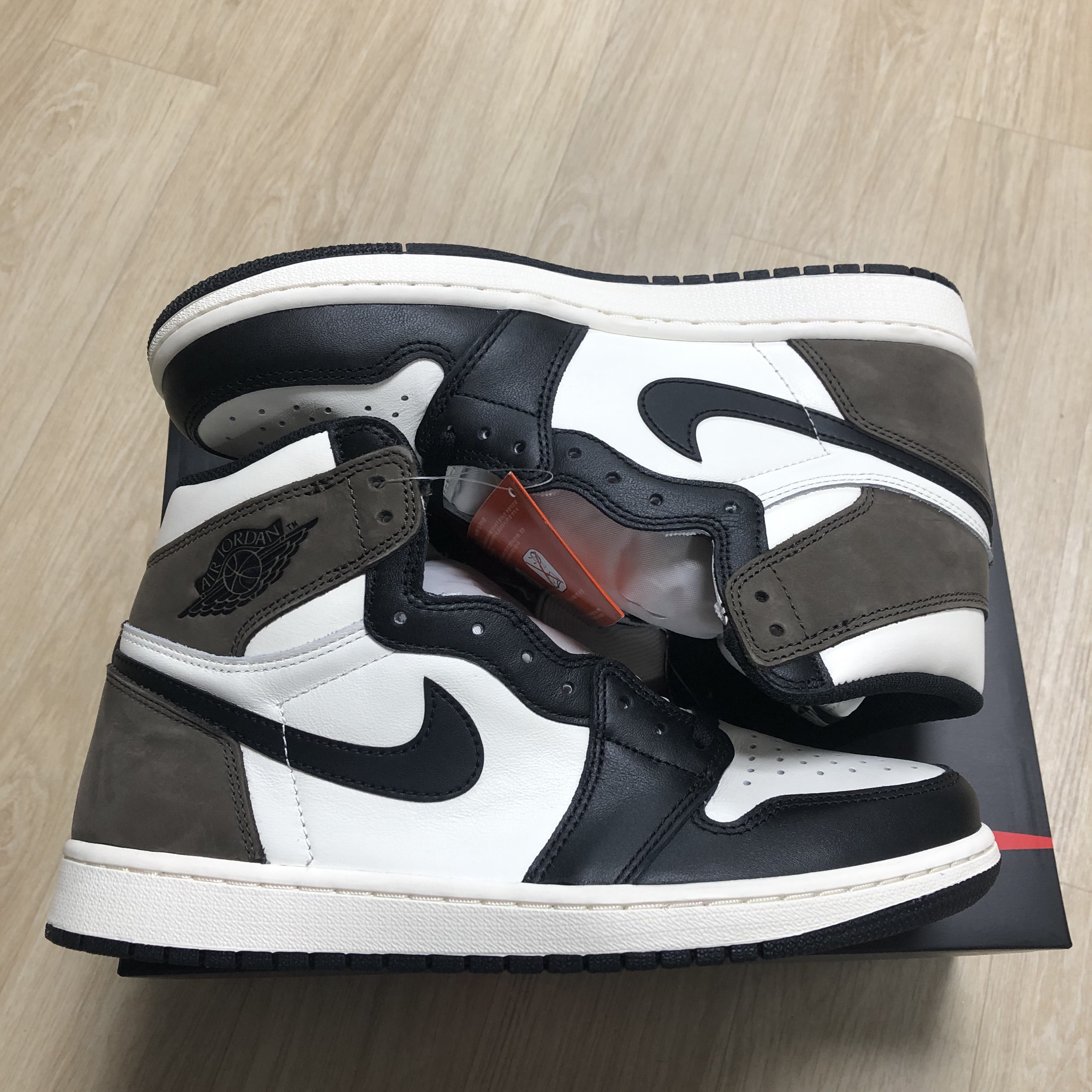 Jordan 1 Retro High OG Black Mocha 착용 스타일