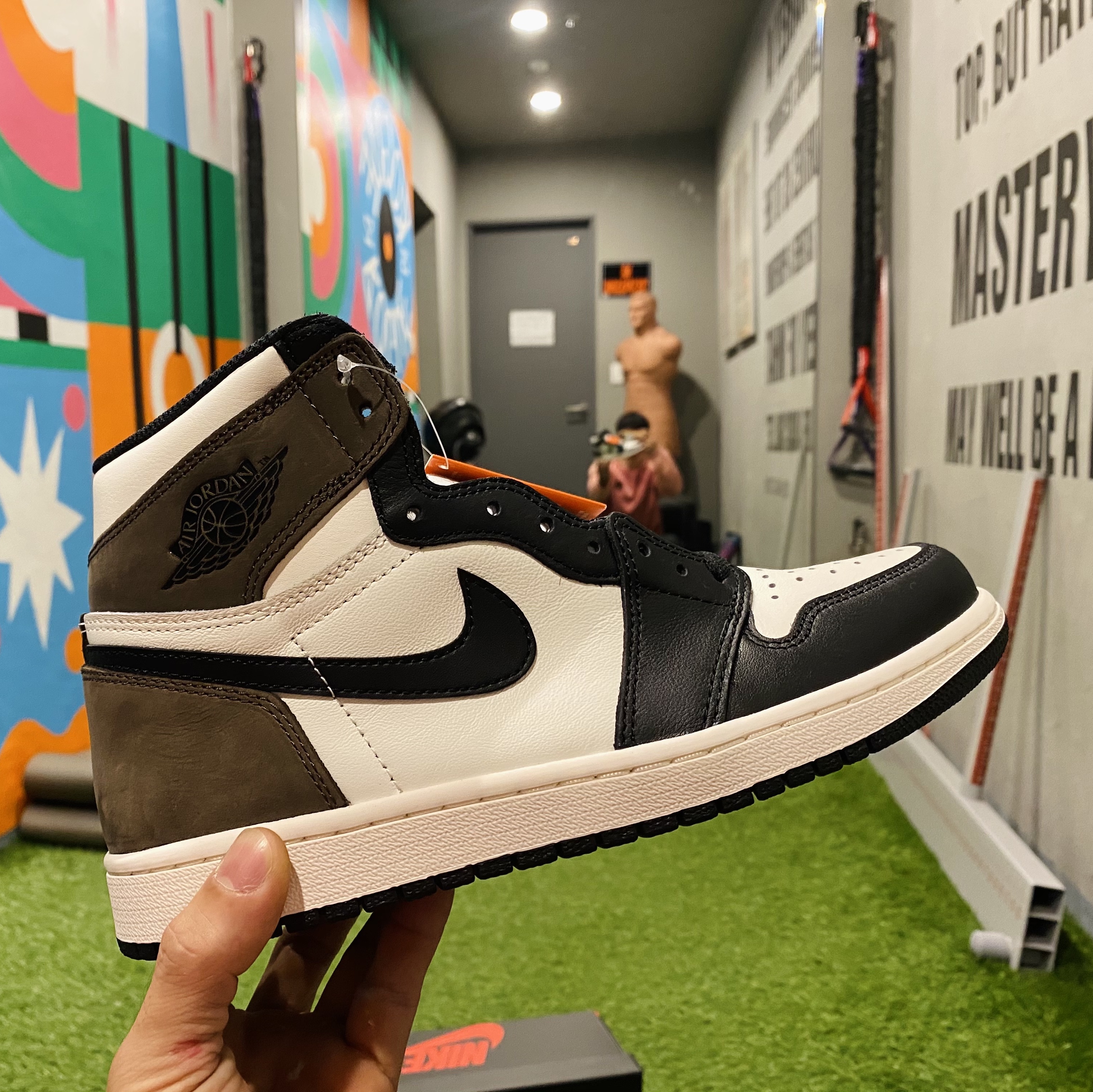 Jordan 1 Retro High OG Black Mocha 착용 스타일 - 2