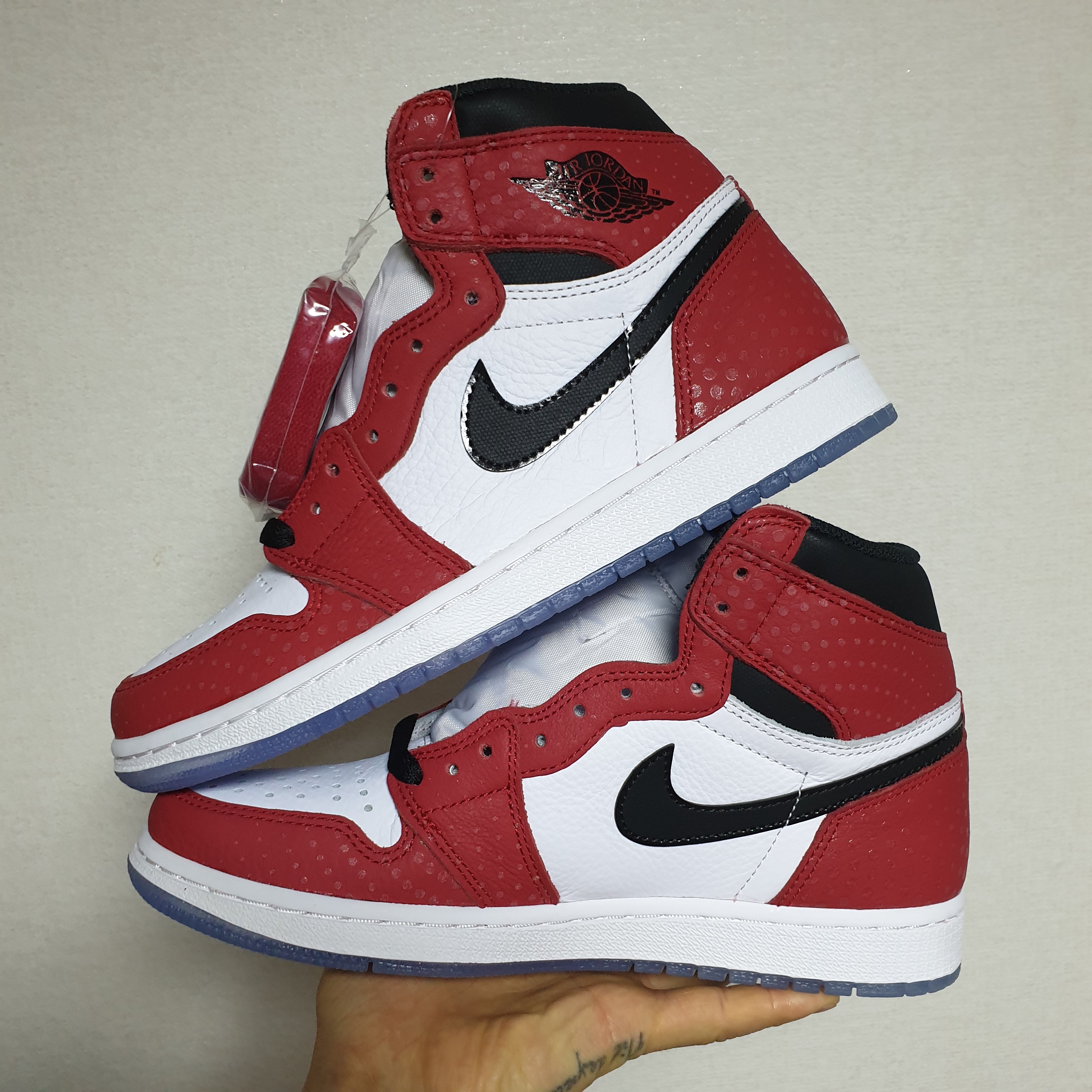 Jordan 1 Retro High Spider-Man Origin Story 착용 스타일 - 3