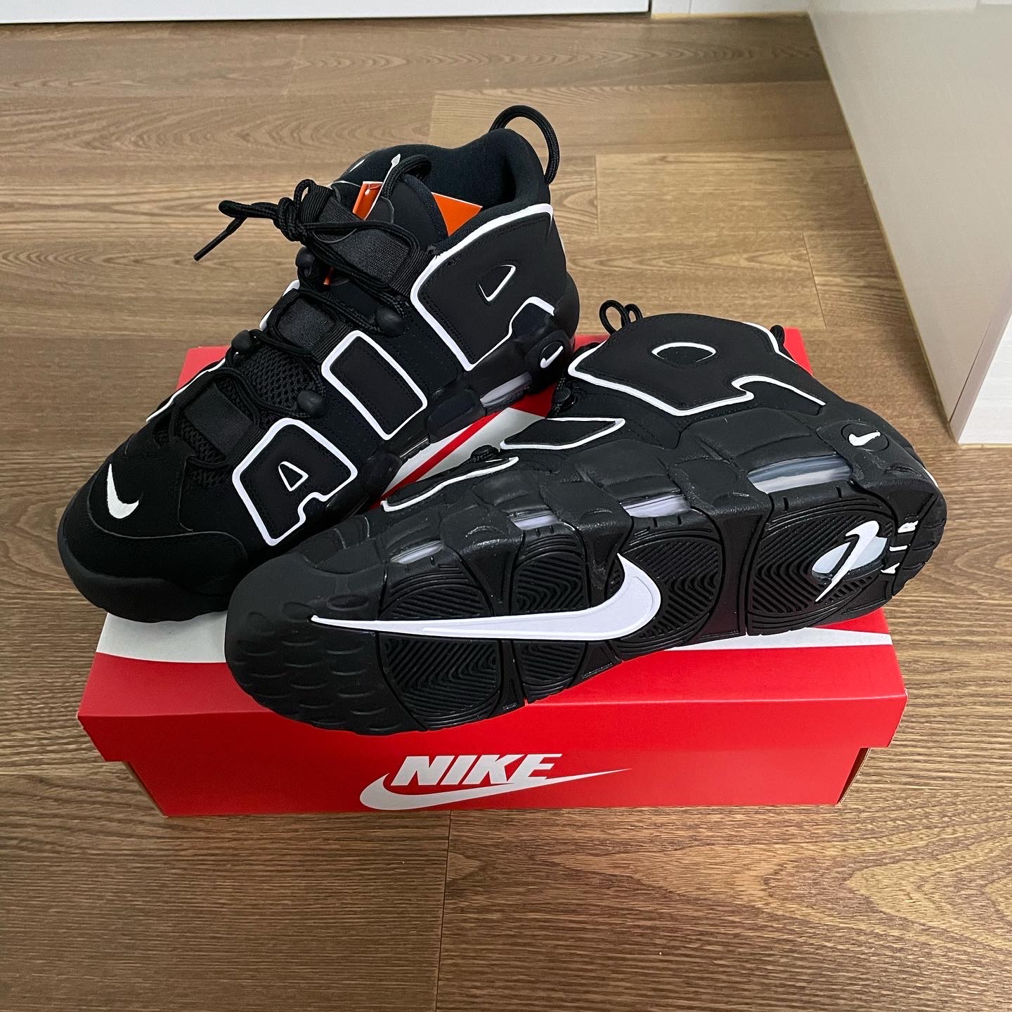 Nike Air More Uptempo Black White 2020 착용 스타일 - 2