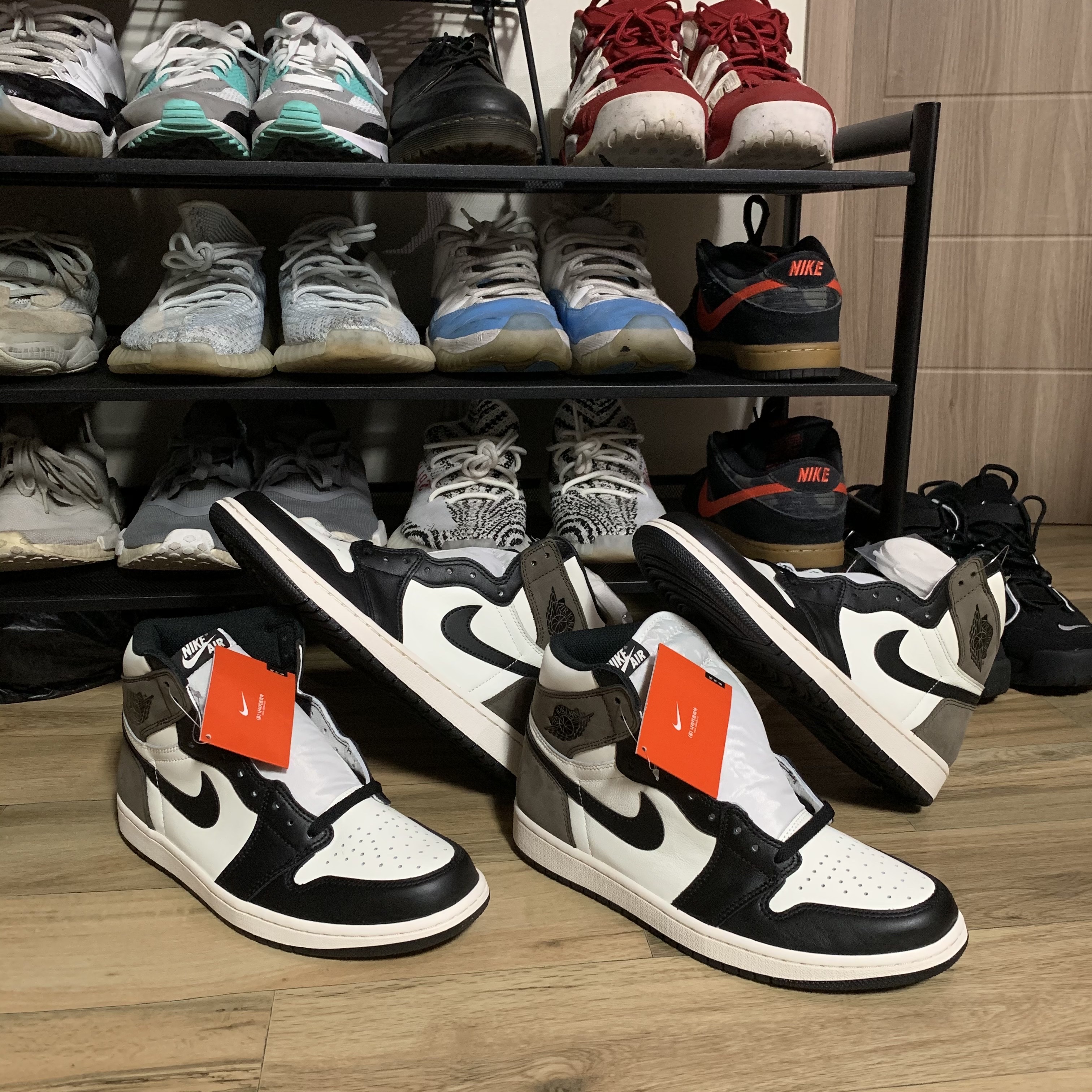 Jordan 1 Retro High OG Black Mocha, Nike x Supreme Air More Uptempo Suptempo Red 착용 스타일