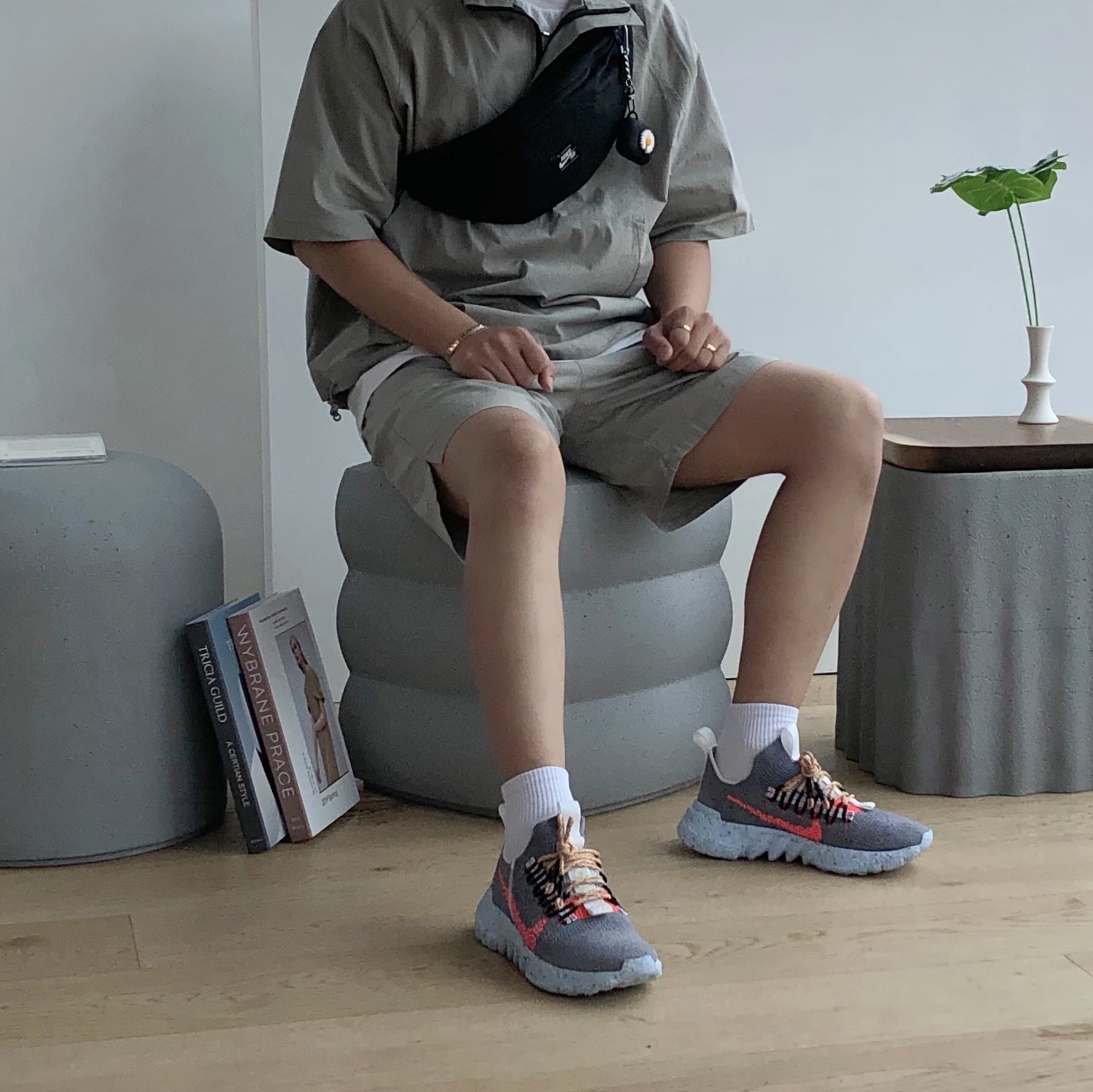 Nike Space Hippie 01 Vast Grey Hyper Crimson 착용 스타일
