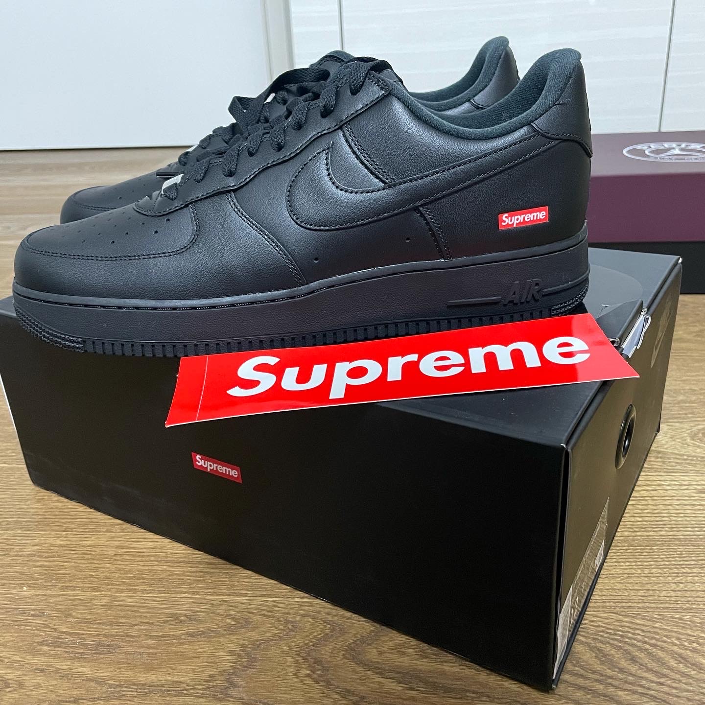 Nike x Supreme Air Force 1 Low Black 착용 스타일 - 1