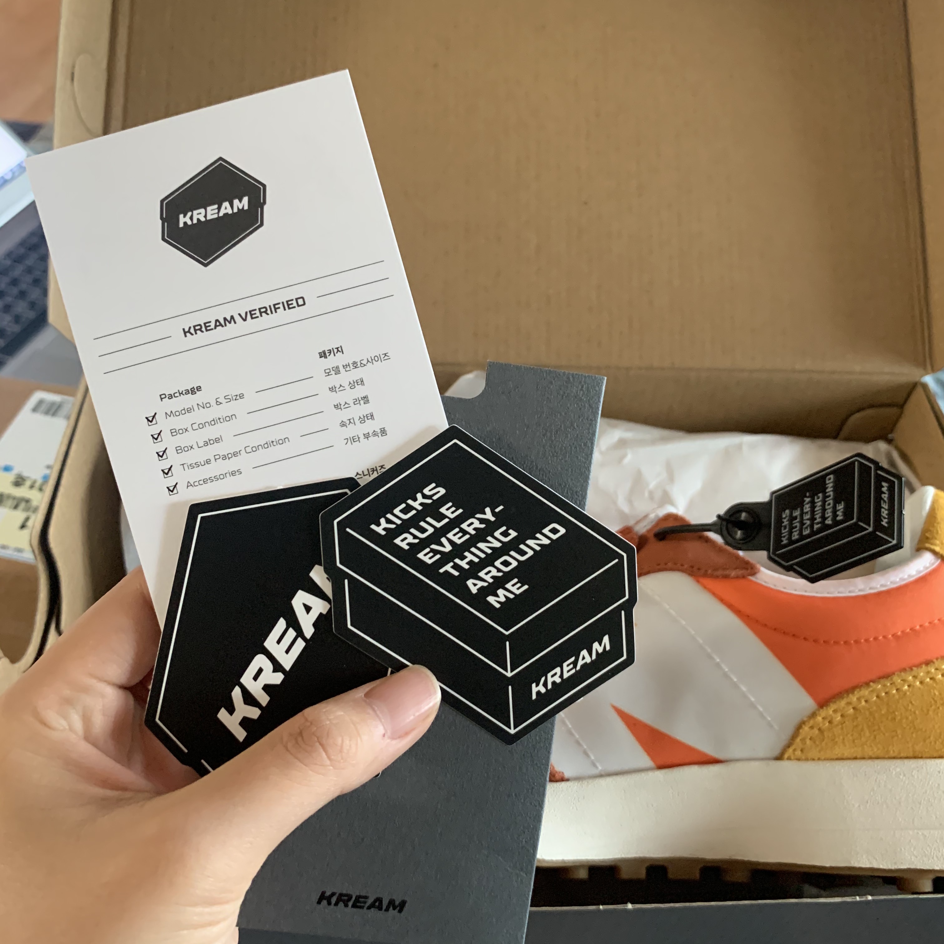 New Balance 327 Orange 착용 스타일 - 1