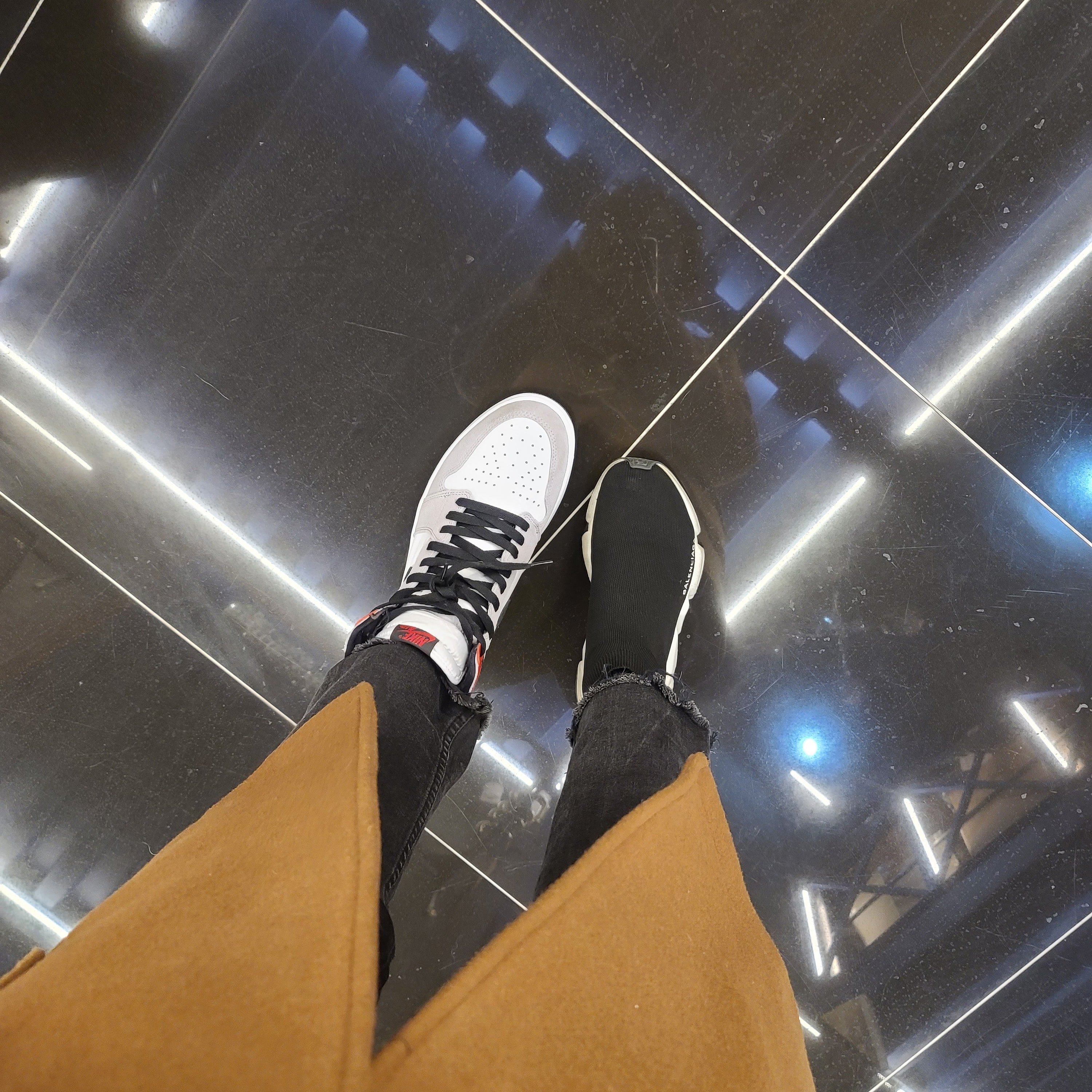 Jordan 1 Retro High OG Light Smoke Grey, Balenciaga Speed Trainer Black White 2018 착용 스타일
