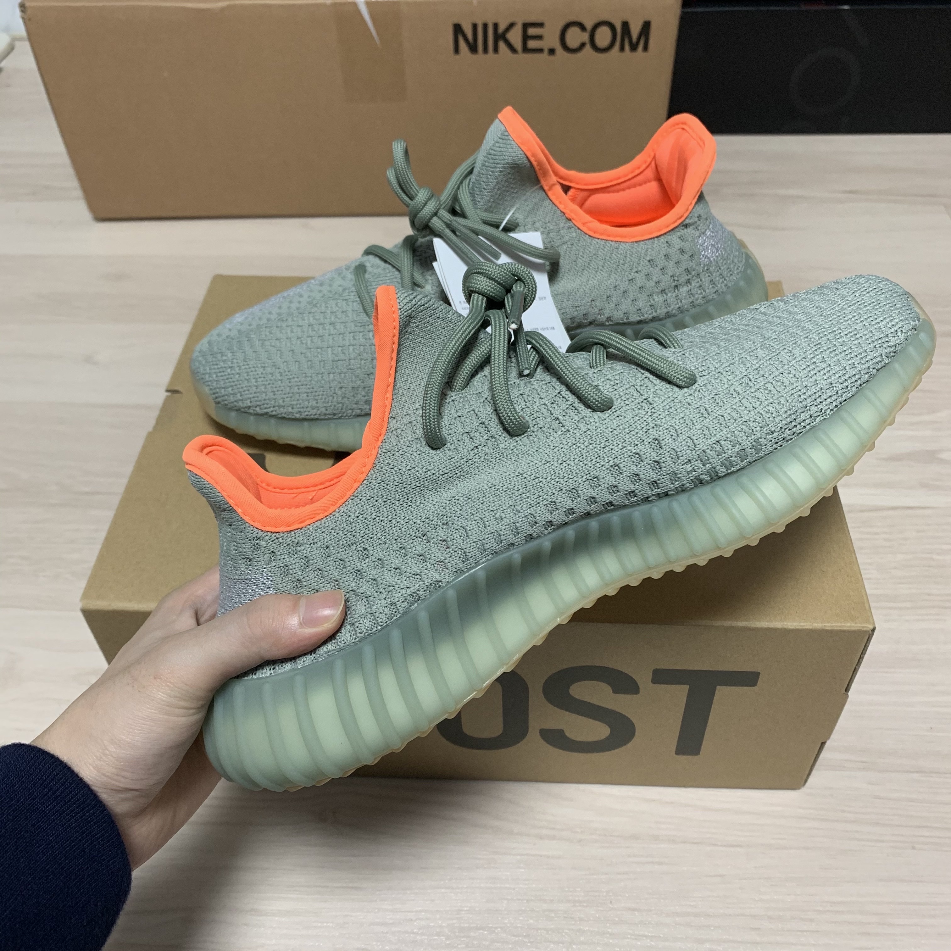 Adidas Yeezy Boost 350 V2 Desert Sage 착용 스타일