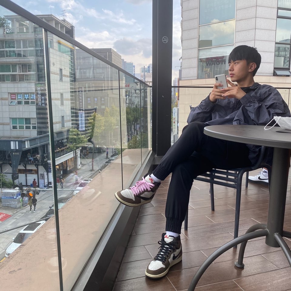 Jordan 1 x Travis Scott Retro High OG SP Mocha, Nike x Stussy Windrunner Jacket Off Noir 착용 스타일 - 2