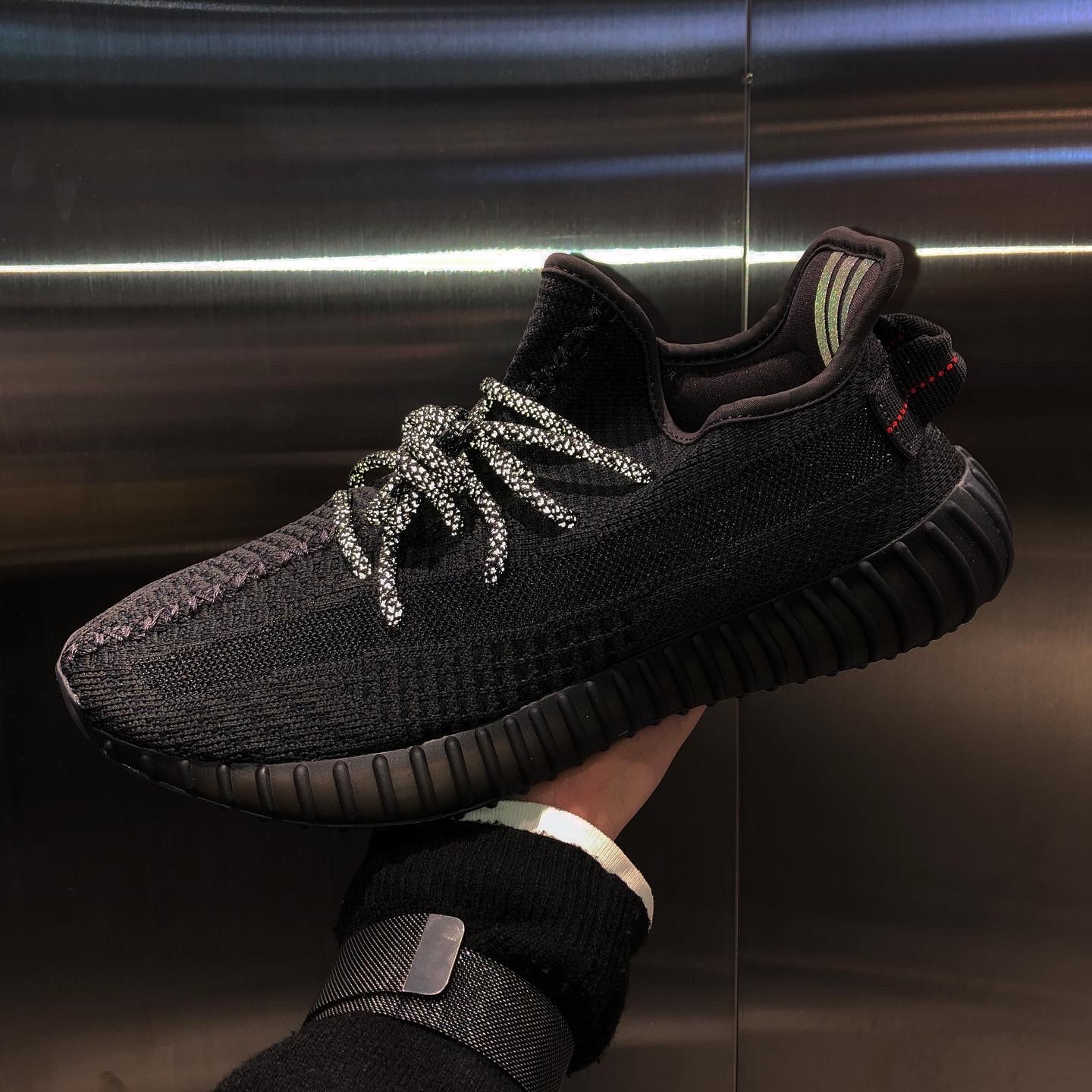 Adidas Yeezy Boost 350 V2 Black - Non-Reflective 착용 스타일
